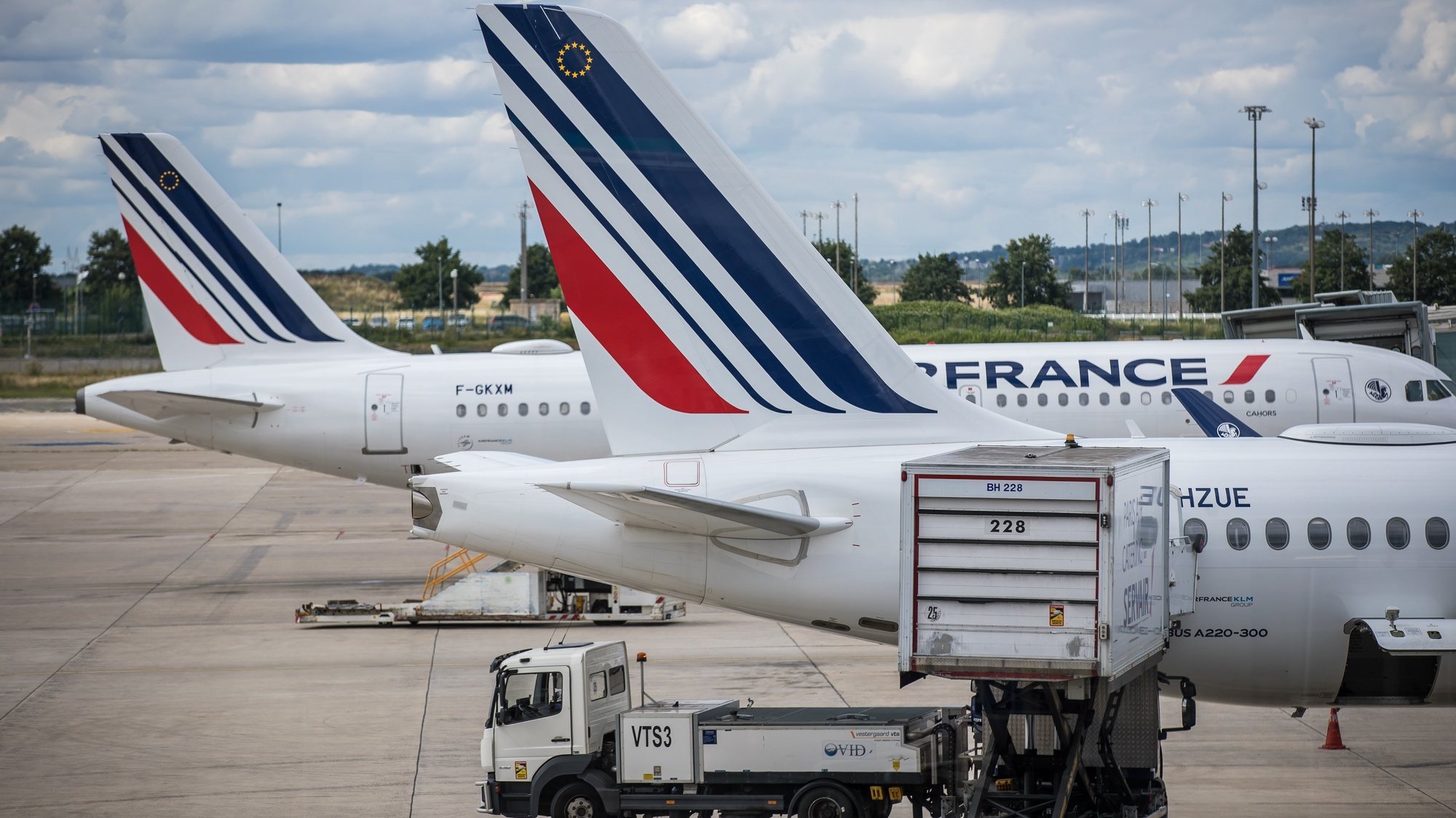 epa10046240 Air France aircrafts are parked at Roissy Airport outside Paris, France, 01 July 2022. Unions representing Air France and airport workers have called for a strike.  EPA/CHRISTOPHE PETIT TESSON