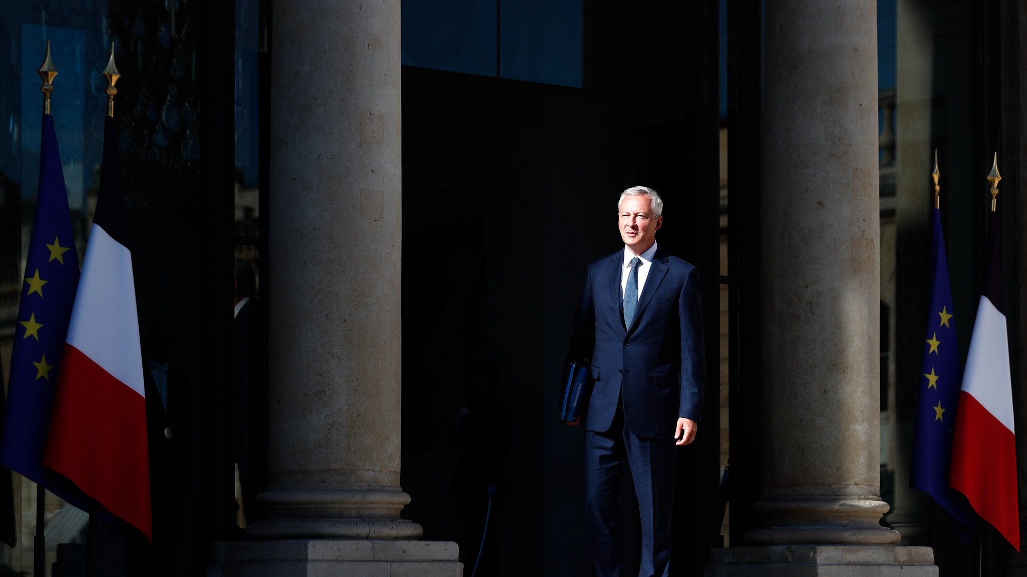epa10135740 French Economy Minister Bruno Le Maire arrives at the Elysee palace for the first cabinet meeting after summer break, in Paris, France, 24 August 2022.  EPA/Mohammed Badra