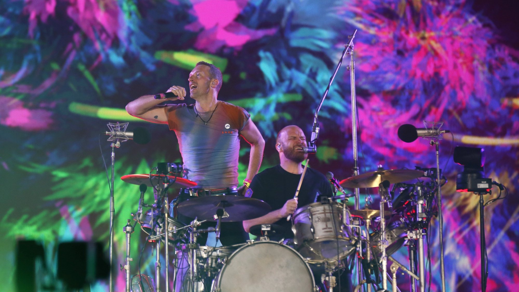 epaselect epa09859914 The vocalist of the British rock-pop band Coldplay Chris Martin and drummer Will Champion perform, as part of his &#039;Music of the Spheres&#039; world tour, at the Akron Stadium in Zapopan, Jalisco state, Mexico, 29 March 2022.  EPA/Francisco Guasco
