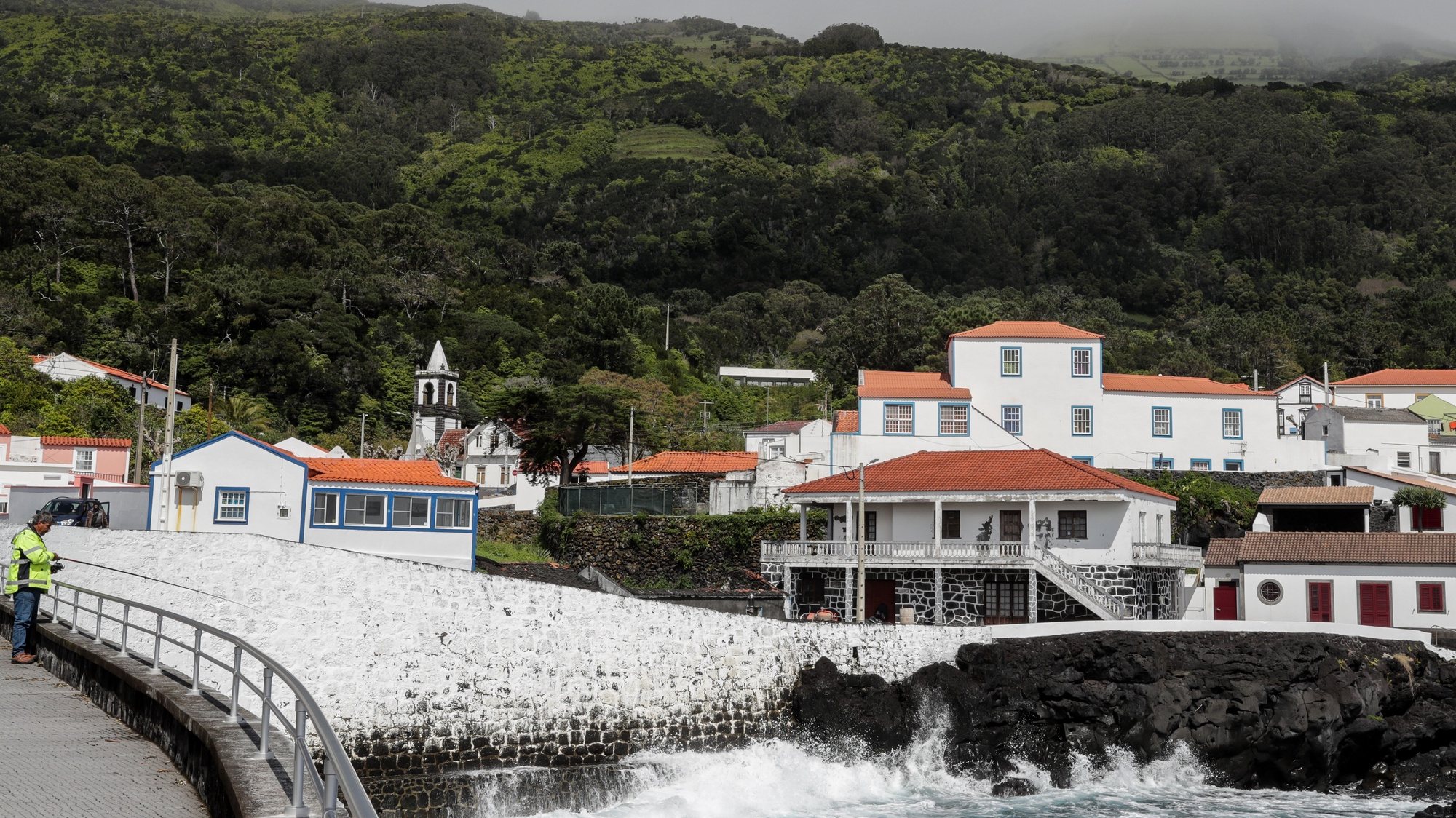 Vista geral de parte da vila de Urzelina na ilha de São Jorge nos Açores, 29 de março de 2022. TIAGO PETINGA/LUSA