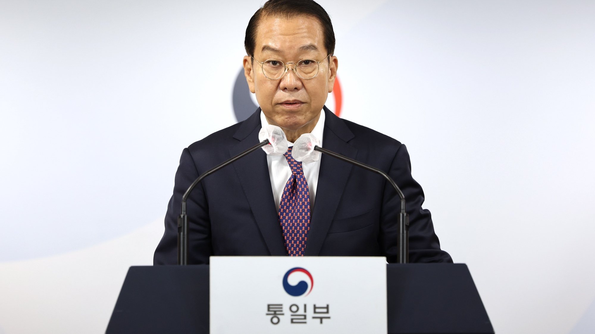 epa10168854 Unification Minister Kwon Young-se, South Korea&#039;s point man on inter-Korean relations, holds a press conference to propose talks with North Korea to discuss the issue of families separated by the 1950-53 Korean War, at the government complex, in Seoul, South Korea, 08 September 2022. The proposal came on the eve of the Chuseok holiday, which is one of the biggest annual celebrations for both South and North Koreans.  EPA/YONHAP SOUTH KOREA OUT