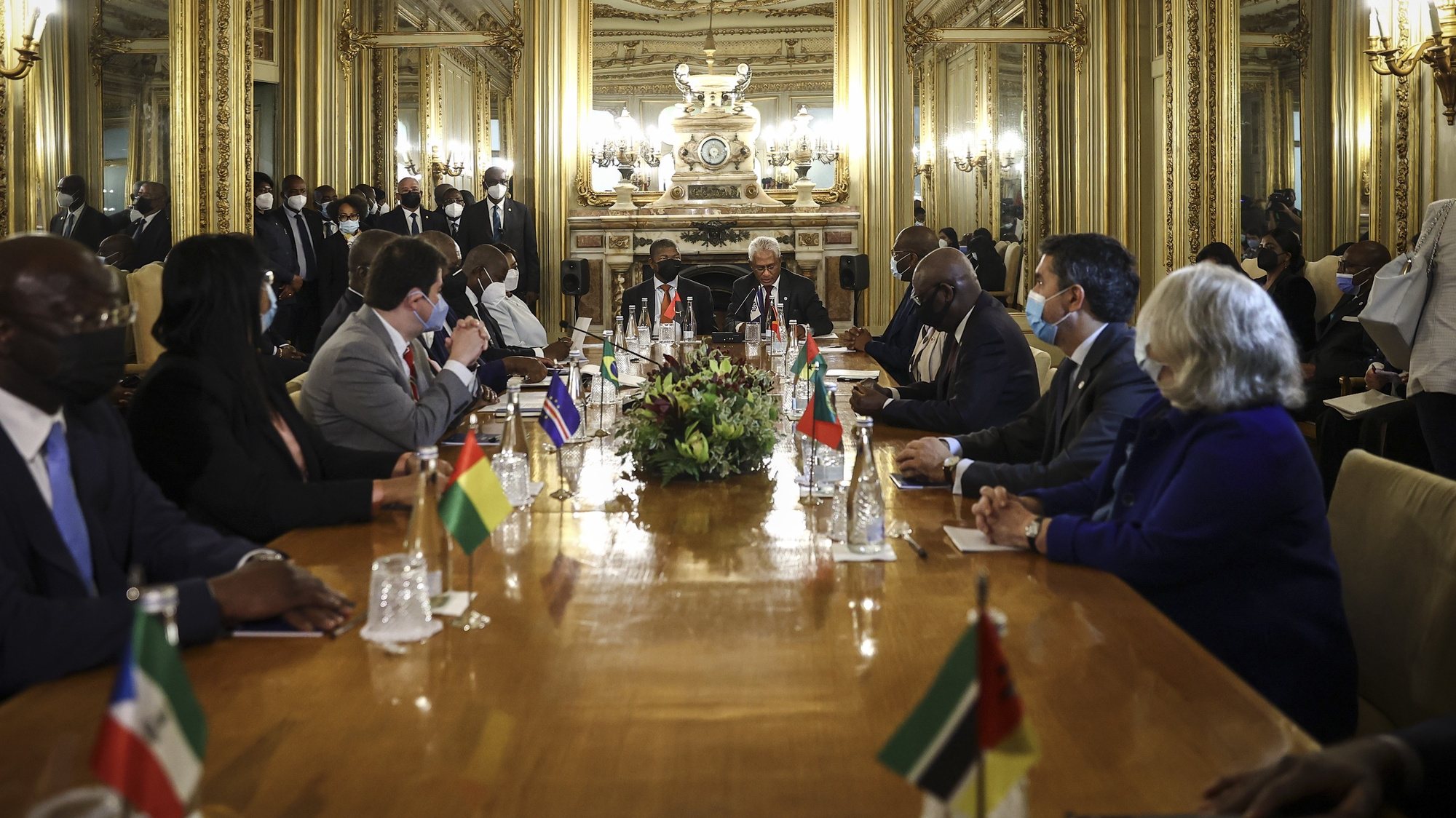 O Presidente da República de Angola, João Lourenço (C-E), ladeado pelo secretário Executivo da Comunidade dos Países de Língua Portuguesa (CPLP), Zacarias da Costa (C-D), durante uma visita à sede da CPLP, em Lisboa, 29 de junho de 2022. RODRIGO ANTUNES/LUSA