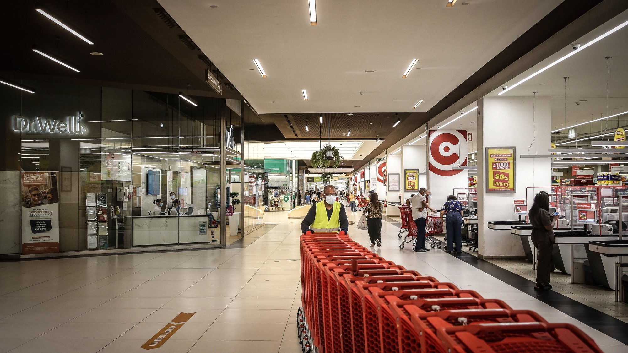 Um funcionário de um supermercado no Centro Comercial Colombo, em Lisboa, 1 de junho de 2020. A atual situação da pandemia da covid-19 na região de Lisboa e Vale do Tejo impediu a abertura em pleno deste centro comercial. MÁRIO CRUZLUSA