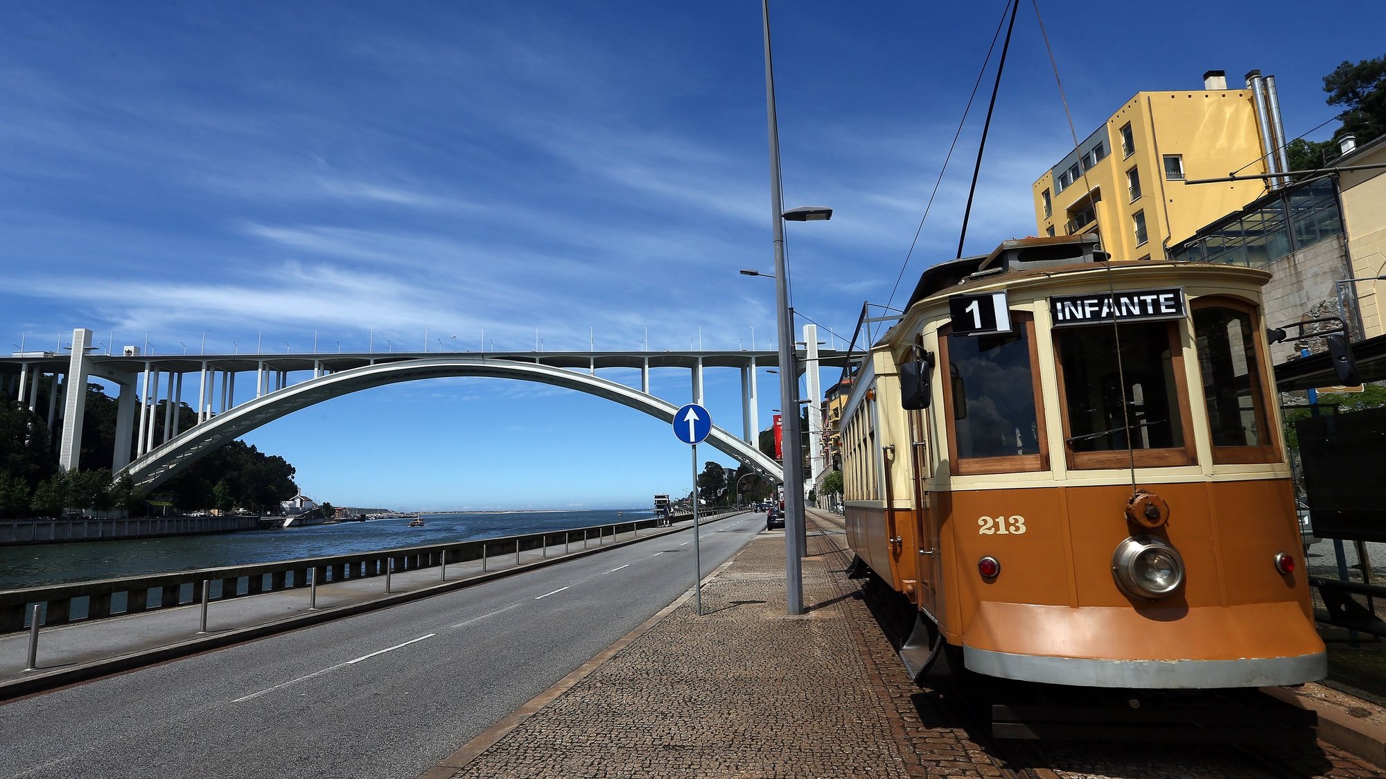 Um elétrico passa junto à ponte da Arrábida, Porto, 19 de junho 2013. A ponte da Arrábida completa 50 anos no próximo dia 22 de Junho de 2013,  no ano em que se completa o centenário do nascimento do seu autor, o engenheiro Edgar Cardoso. JOSE COELHO/LUSA