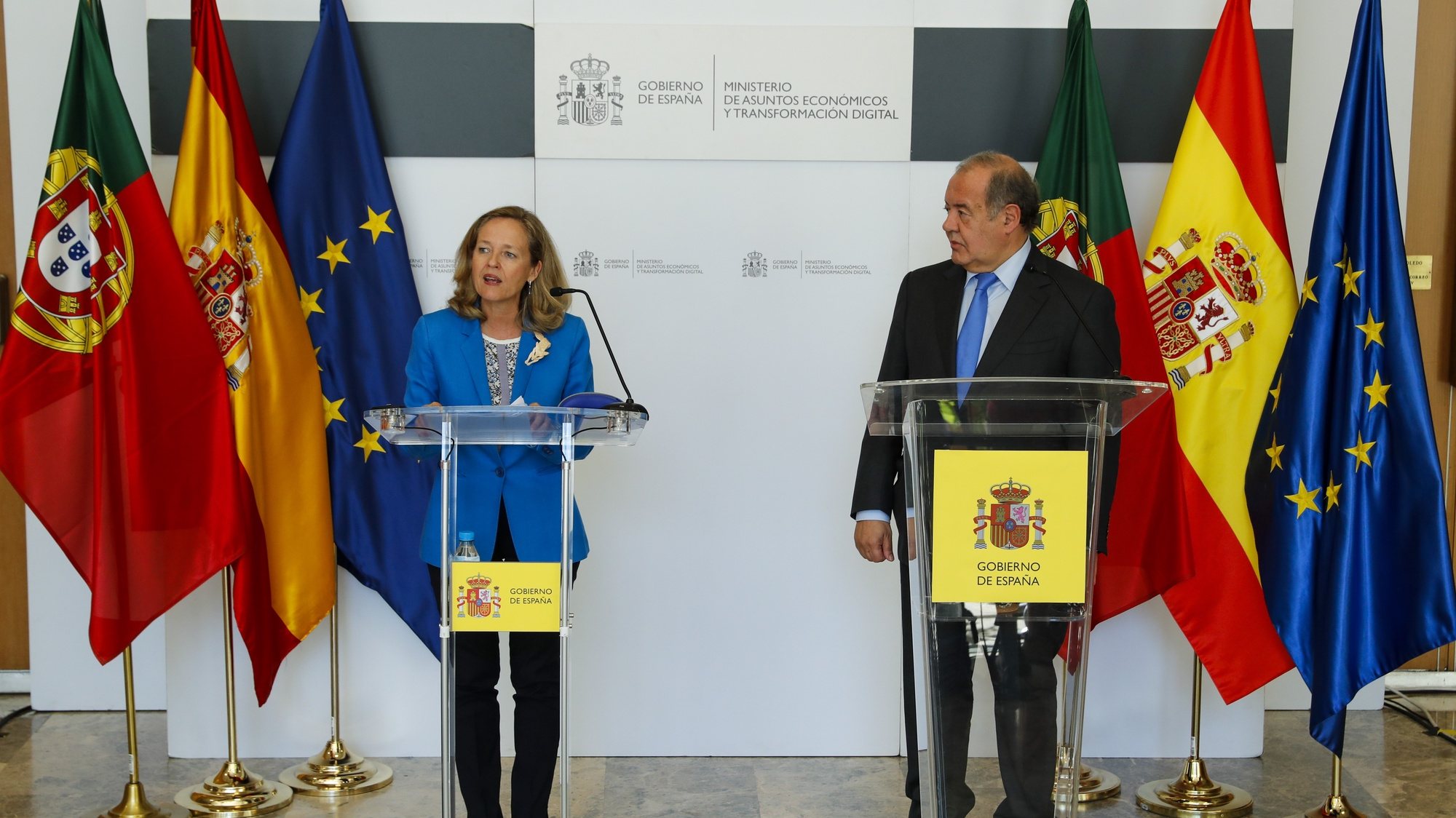 epa10195106 Spanish Minister of Economy, Nadia Calvino (L), and her Portuguese counterpart, Antonio Costa Silva, address a joint press conference after their meeting in Madrid, Spain, 20 September 2022.  EPA/Luis Millan