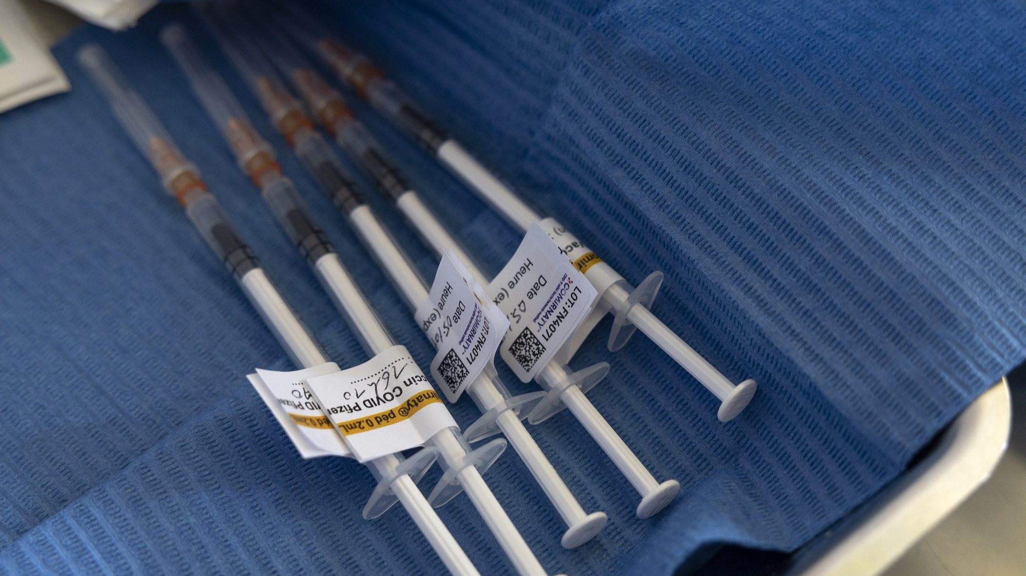 epa09667834 Syringes with doses of the Covid-19 Pfizer vaccine for the vaccination for children between 5 - 11 year old at the vaccination center of the Geneva University Hospitals (HUG), in Geneva, Switzerland, 05 January 2022. French part of Switzerland started vaccinating children aged between five and eleven.  EPA/SALVATORE DI NOLFI