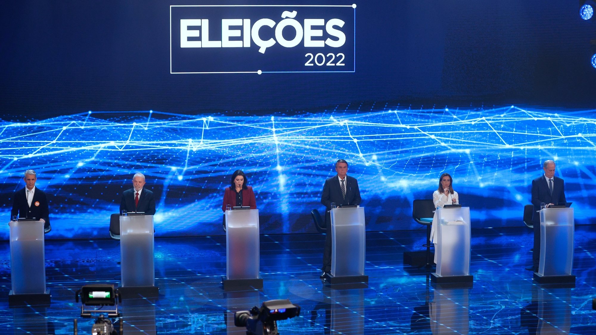 epa10144591 (L-R) Candidate Felipe d&#039;Avila, former president Luiz Inacio Lula da Silva, candidate Simonte Tebet, Brazilian president Jair Bolsonaro, candidate Soraya Thronicke and Ciro Gomes, participate in a debate at the television headquarters of Bandeirantes in Sao Paulo, Brazil, 28 August 2022. The Brazilian president, Jair Bolsonaro, attended the first debate ahead of the elections on 02 October, after having kept his participation unknown until the last minute.  EPA/Fernando Bizerra