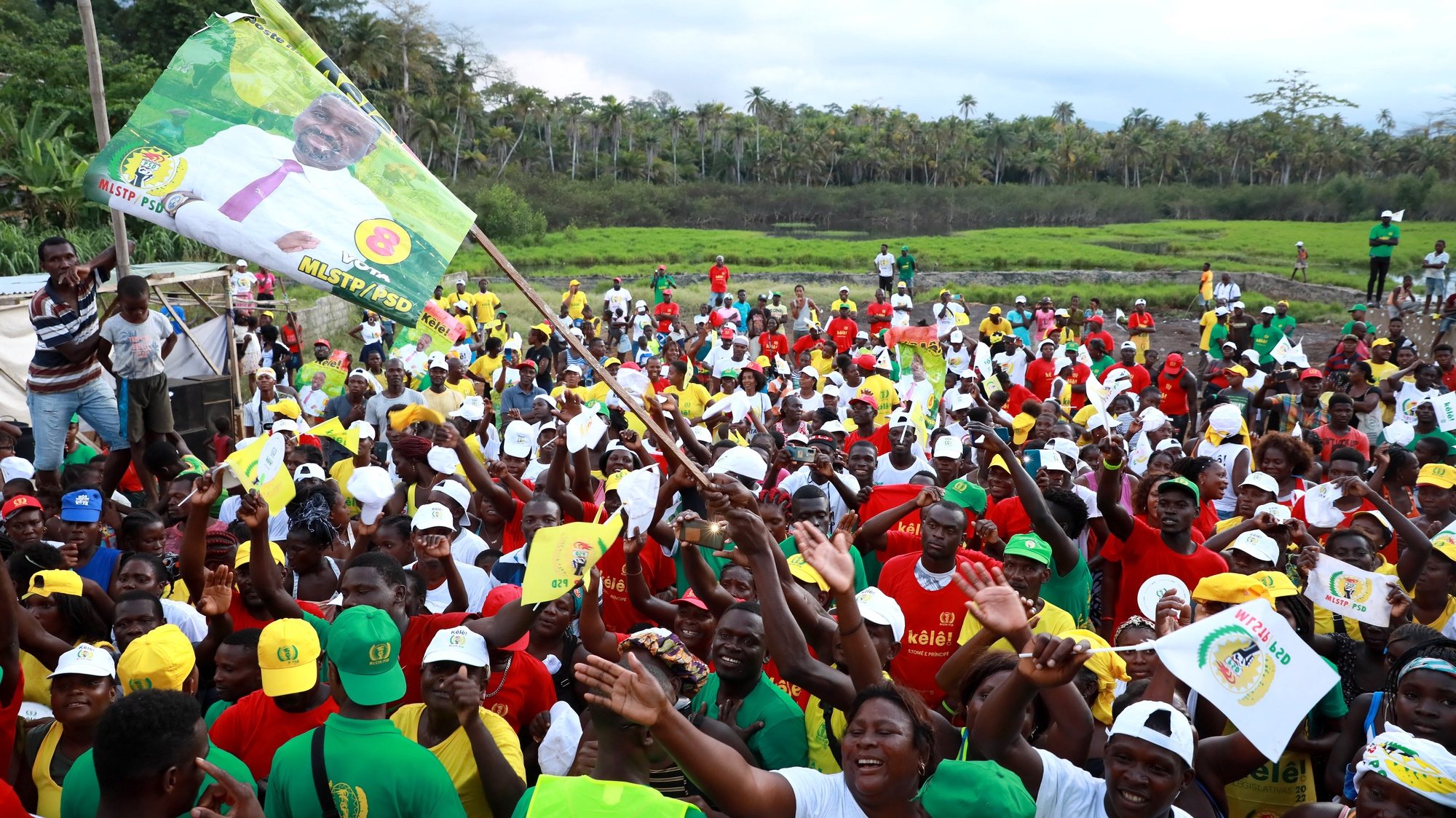 epa10202583 Supporters react during an electoral campaign rally for the legislative elections for Prime Minister of Sao Tome and Principe, Jorge Bom Jesus, leader of the MLSTP/PSD party, in Praia Melao, Sao Tome and Principe, 23 September 2022. Sao Tome and Principe goes to the polls for the legislative elections on 25 September 2022.  EPA/ESTELA SILVA