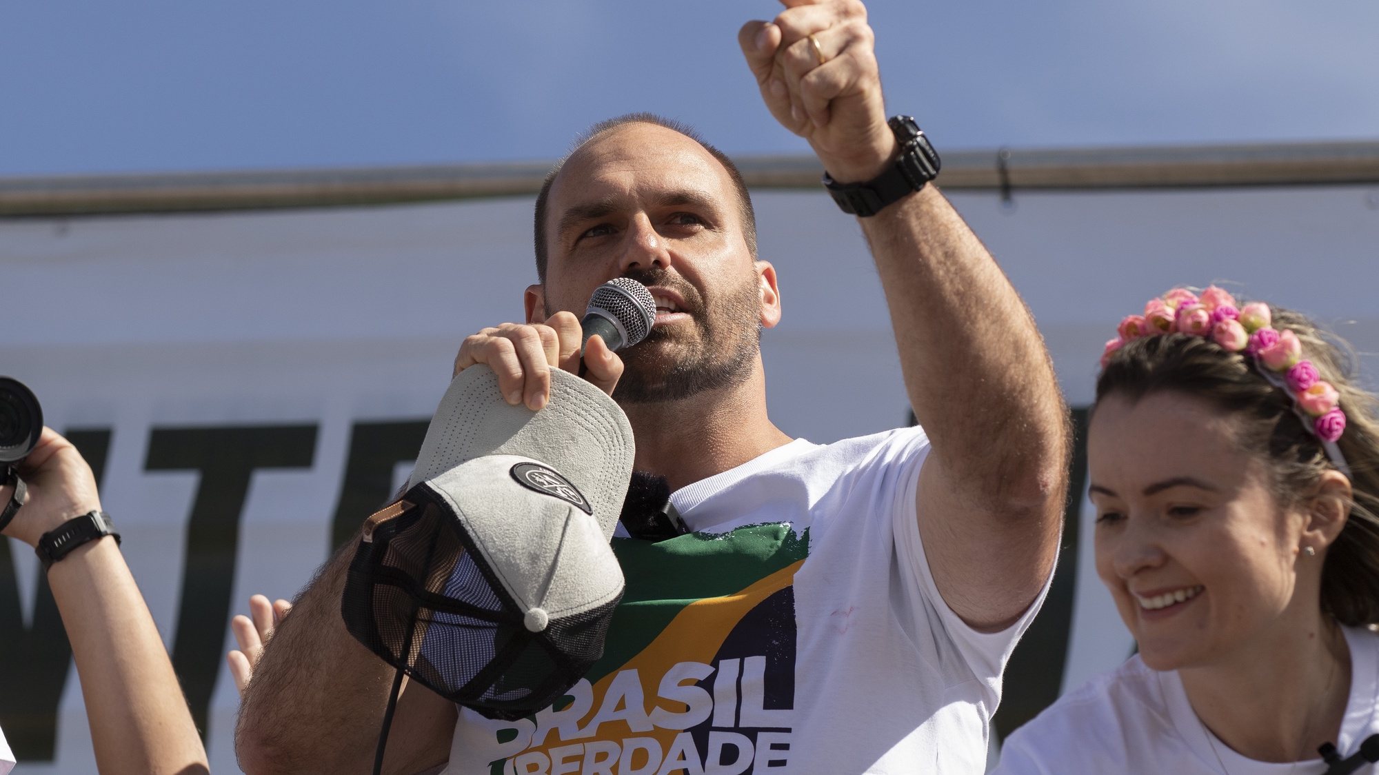 epa10062072 Eduardo Bolsonaro, son of Brazilian President, delivers a speech during a demonstration in favor of the use of weapons, in Brasilia, Brazil, 09 July 2022. Since his arrival at the Brazilian Presidency, Jair Bolsonaro has taken measures to make the sale and carrying of weapons more flexible.  EPA/JOEDSON ALVES
