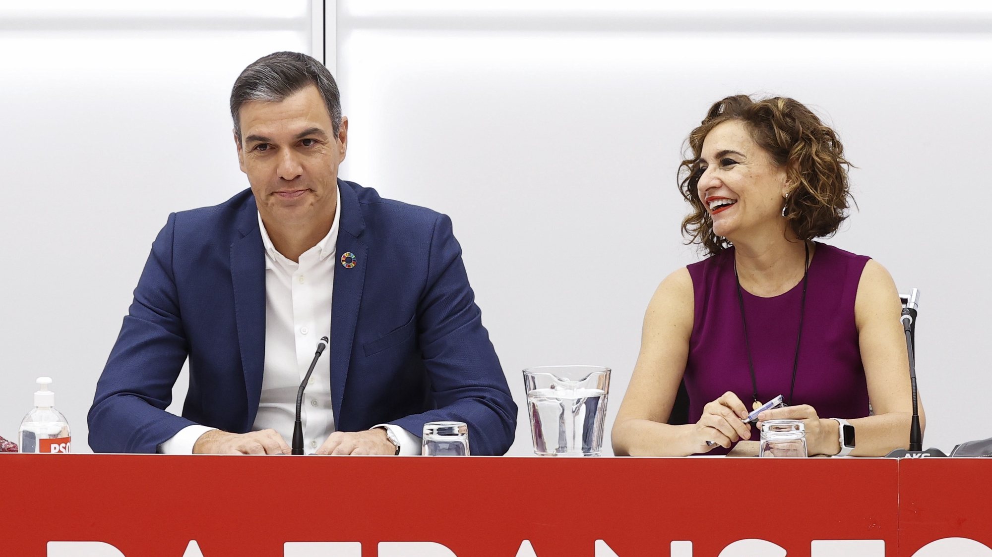 epa10096827 Spanish Prime Minister and general secretary of the Spanish Socialist Party (PSOE) Pedro Sanchez (L) chairs the meeting of the federal executive of the ruling Spanish Socialist Workers&#039; Party (PSOE) next to Spanish Minister of Treasury Maria Jesus Montero at the party&#039;s headquarters in Madrid, Spain, 29 July 2022.  EPA/CHEMA MOYA