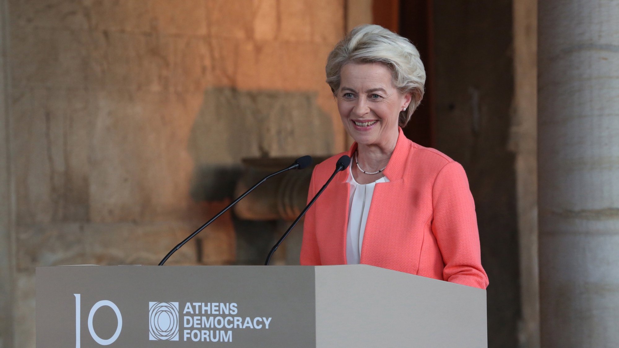 epa10214013 The President of the European Commission Ursula von der Leyen speaks at the Athens Democracy Forum held at the Attalus Gallery, Athens, Greece, 29 September 2022. The Athens Democracy Forum is an annual international conference organized by The Democracy and Culture Foundation taking place since 2013.  EPA/Alexander Beltes