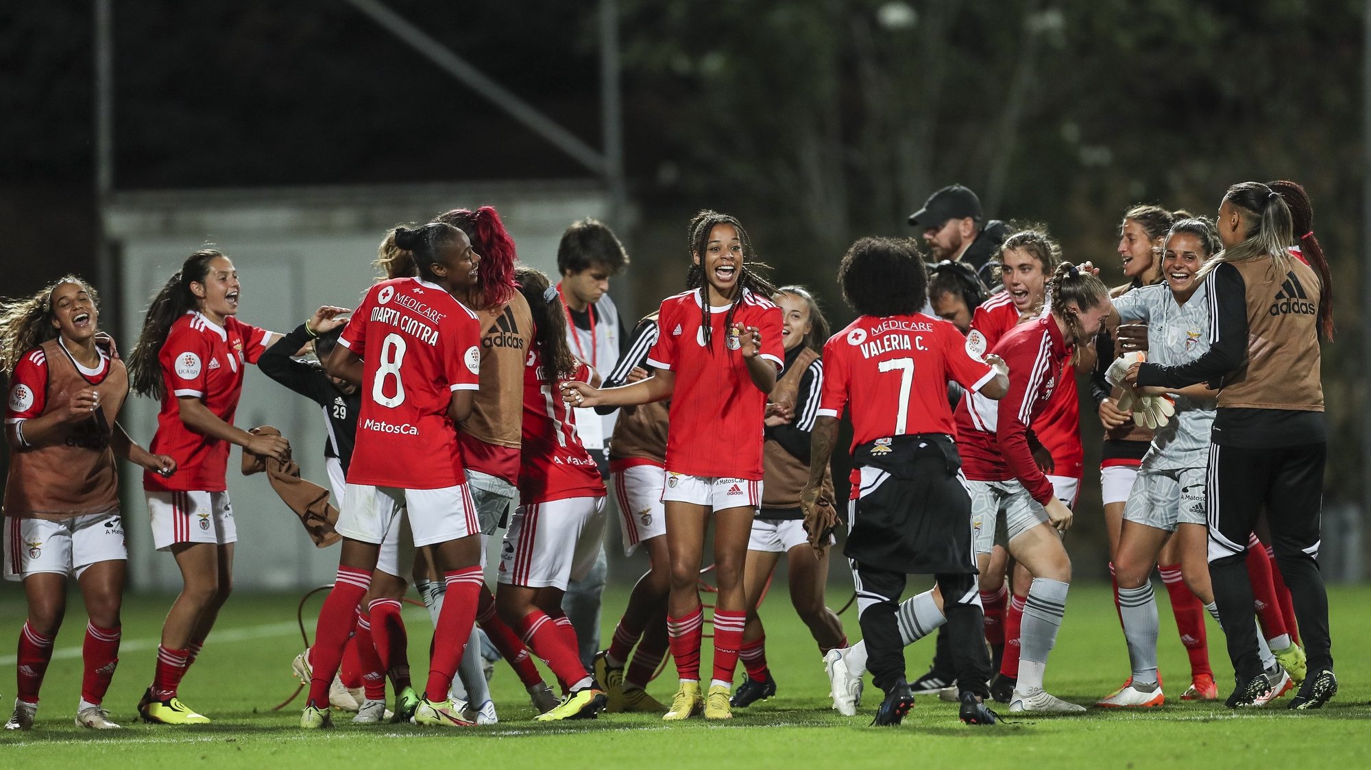 epa10212406 Benfica players celebrate at the end of the soccer match against Rangers during the UEFA Women&#039;s Champions League Round 2, 2nd leg soccer match, held in Futebol Campus, Seixal, Portugal, 28 September 2022.  EPA/MIGUEL A. LOPES