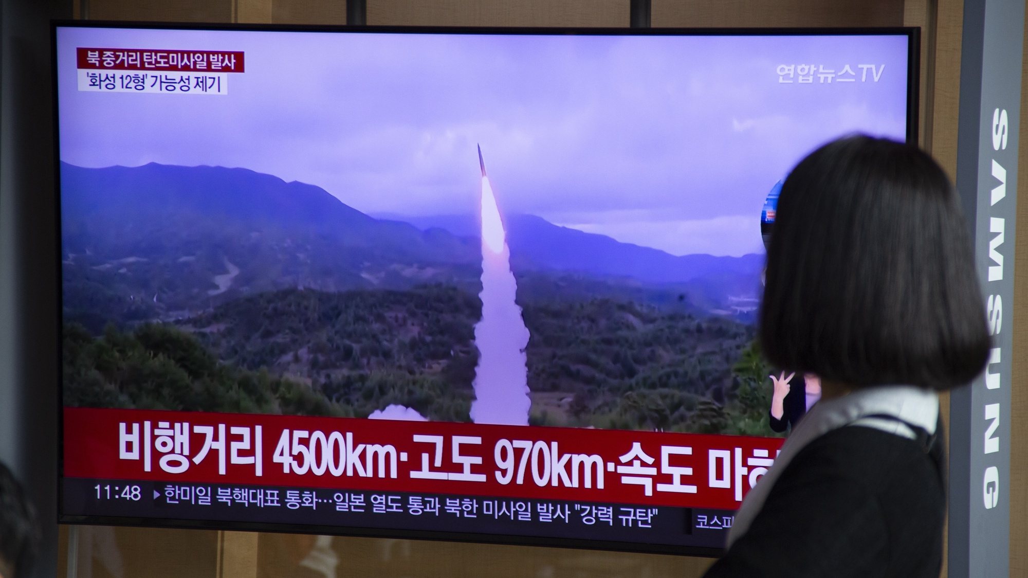 epa10222065 A woman watches the news at a station in Seoul, South Korea, 04 October 2022. According to South Korea&#039;s Joint Chiefs of Staff (JCS), North Korea launched a ballistic missile over Japan into the Pacific Ocean.  EPA/JEON HEON-KYUN