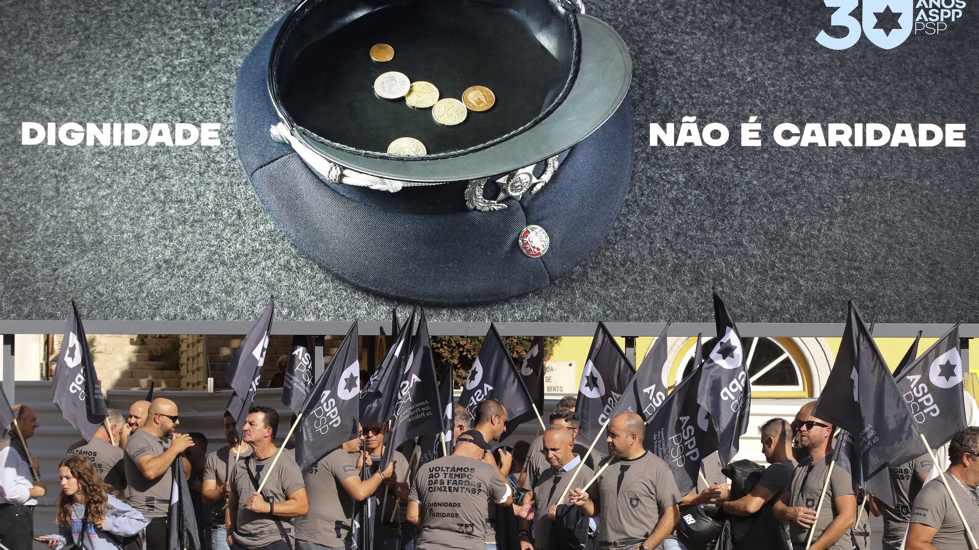 Ação de protesto da Associação Sindical dos Profissionais da Polícia (ASPP/PSP) realizada junto ao parlamento pela dignificação salarial, as melhorias das condições de trabalho e o respeito pela condição policial, Lisboa, 11 de outubro de 2022. MANUEL DE ALMEIDA/LUSA