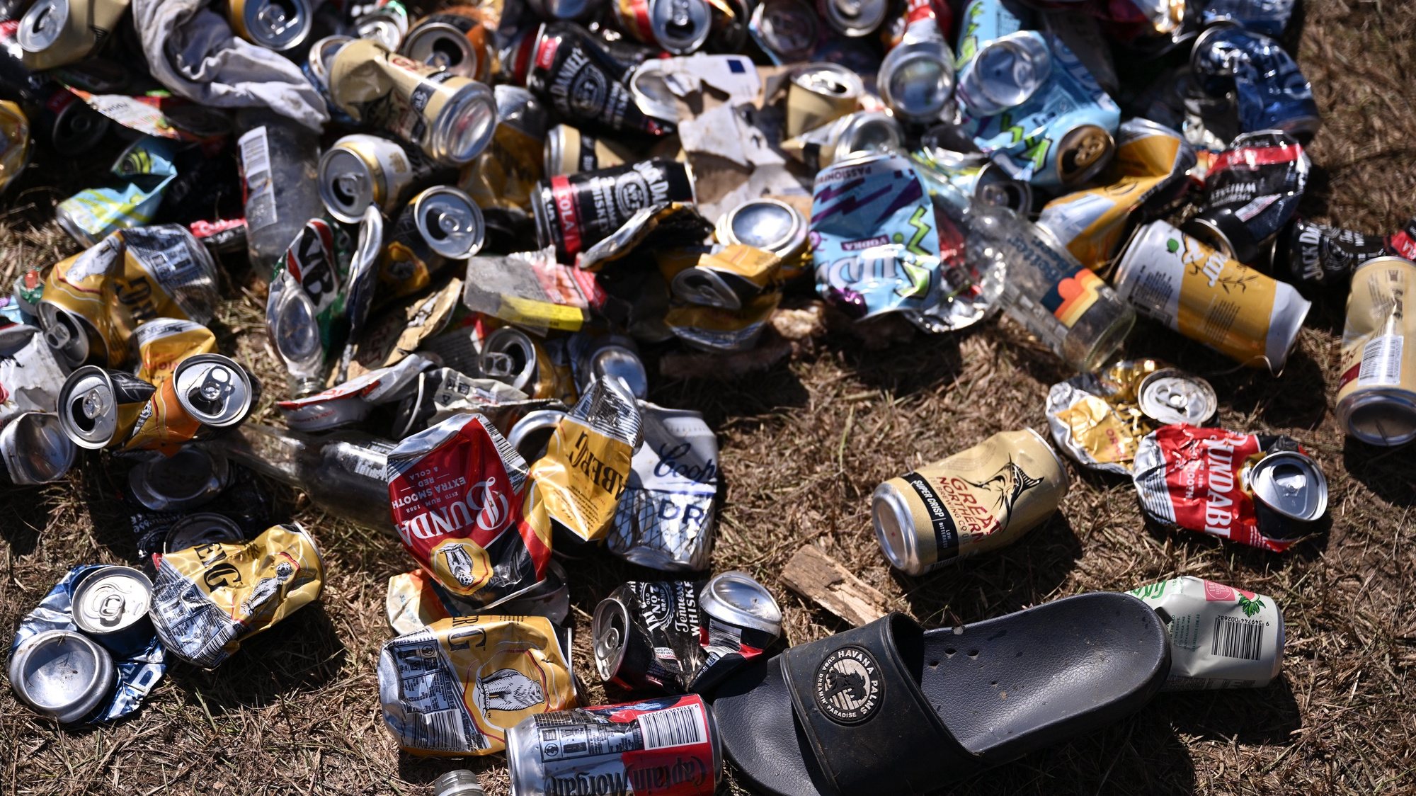 epa10214701 Empty beer cans on the ground as participants take part in day one of the annual Deniliquin Ute Muster, in Deniliquin, New South Wales, Australia, 30 September 2022. The muster celebrates all things Australian and the icon of the Ute (a pickup vehicle), and runs on 30 September and 01 October 2022  EPA/JOEL CARRETT  AUSTRALIA AND NEW ZEALAND OUT