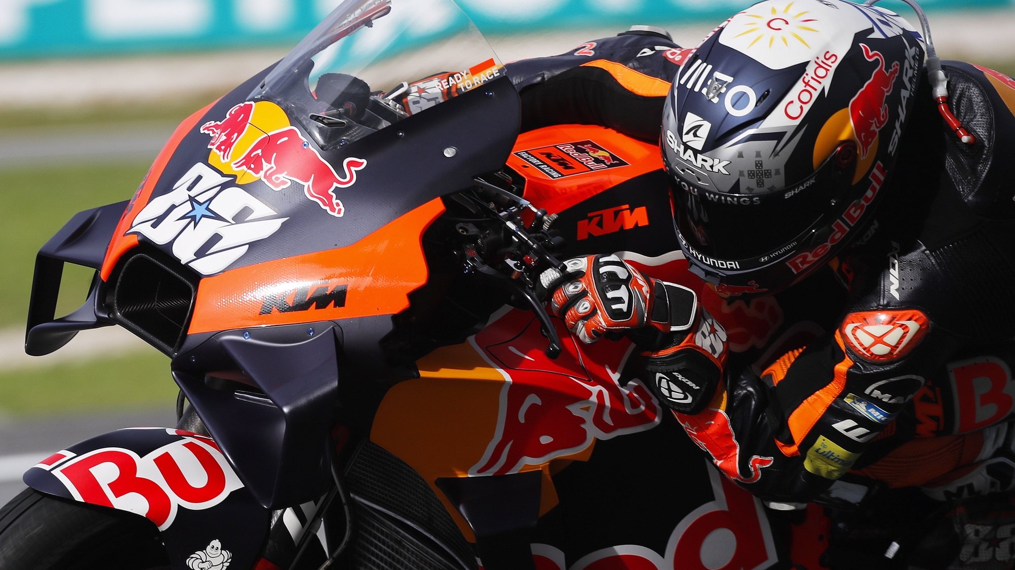 epa10256726 Portuguese rider Miguel Oliveira of Red Bull KTM Factory Racing in action during free practice session at the Malaysia Motorcycling Grand Prix in Sepang, Malaysia, 21 October 2022. The 2022 Malaysia Motorcycling Grand Prix will take place on 23 October.  EPA/FAZRY ISMAIL