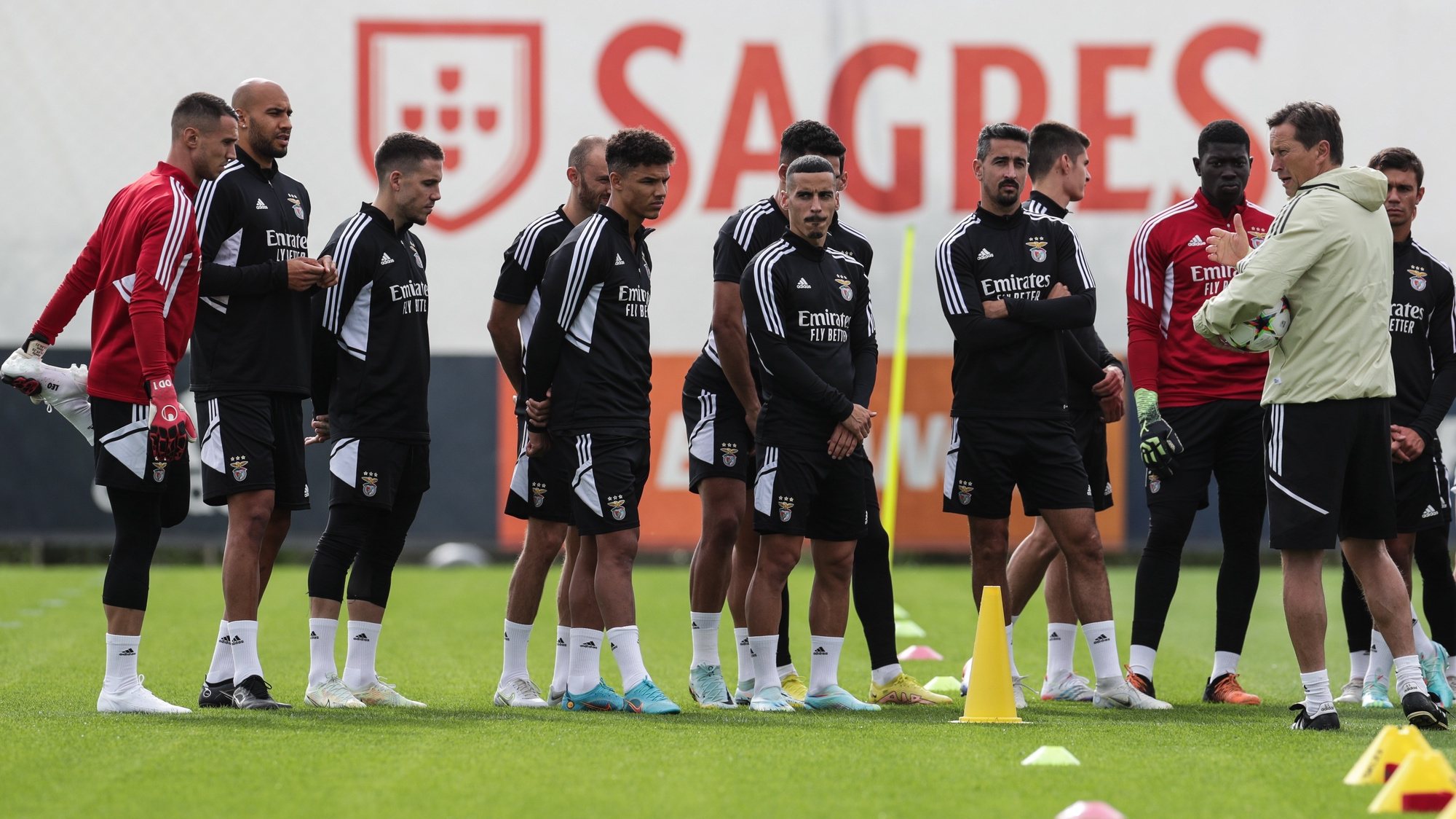 epa10262716 Benfica&#039;s head coach Robert Schmidt (R) leads a training session at Benfica training grounds in Seixal, near Lisbon, Portugal, 24 october 2022. Benfica will face Juventus FC in a UEFA Champions League match on 25 October.  EPA/TIAGO PETINGA
