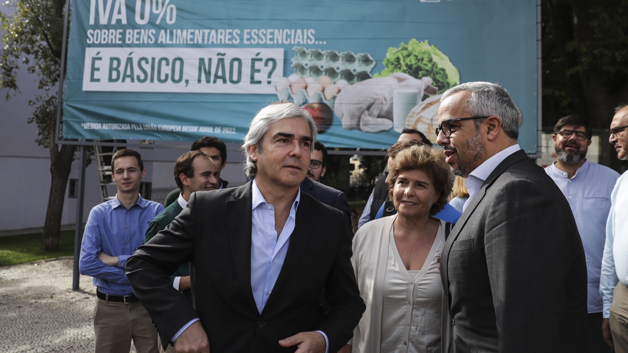 O presidente do CDS, Nuno Melo, assistiu à colocação do primeiro cartaz sobre o OE 2023 em frente à Assembleia da República em Lisboa, 26 de outubro de 2022. TIAGO PETINGA/LUSA
