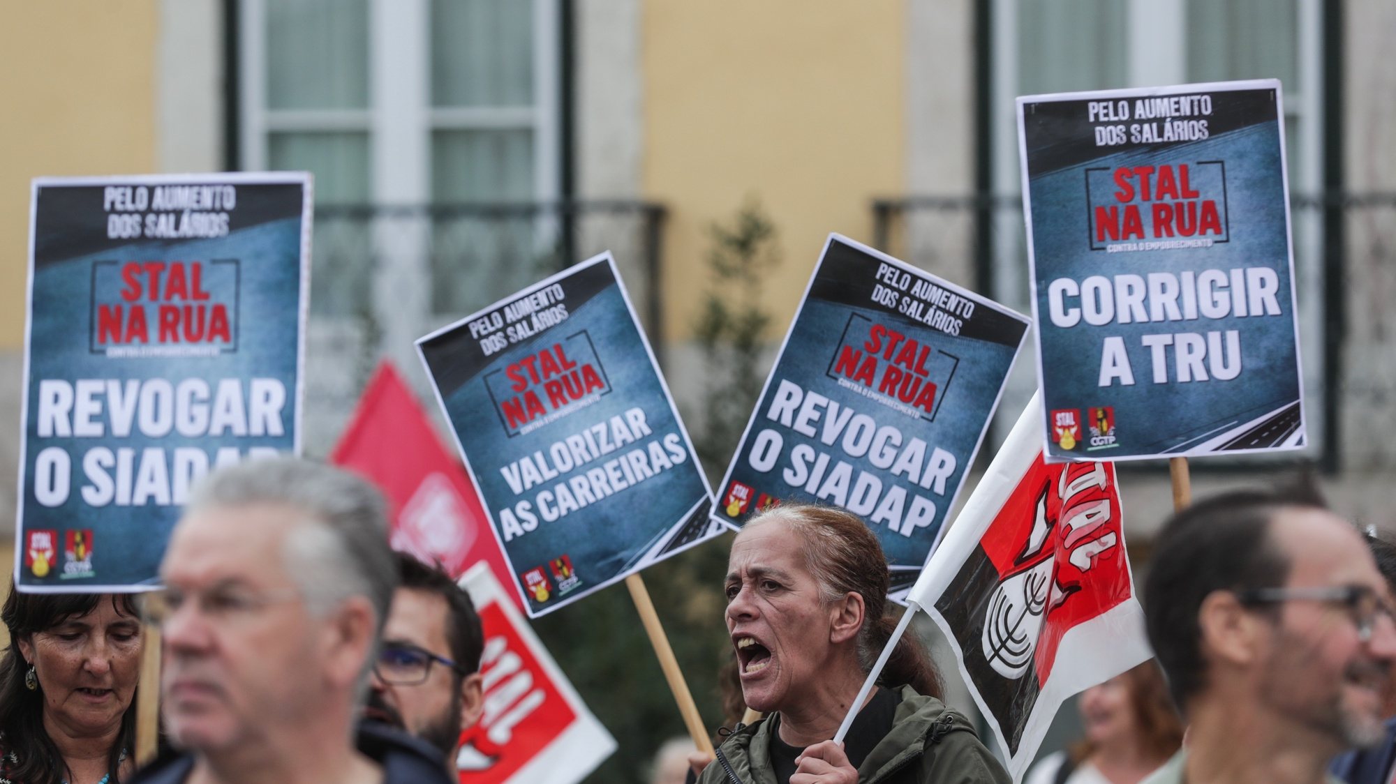 Cerca de três centenas de delegados sindicais participaram no Plenário nacional da Frente Comum dos Sindicatos da Administração Pública em frente à Assembleia da República em Lisboa, 27 de outubro de 2022.TIAGO PETINGA/LUSA
