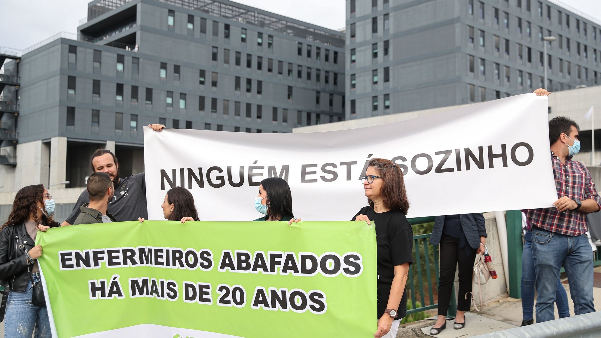 Enfermeiros do Hospital de Vila Franca de Xira manifestam-se junto à unidade hospitalar,  durante uma ação de luta convocada pelo SITEU - Sindicato Independente de Todos Enfermeiros Unidos, para reivindicar as 35 horas semanais, pelo pagamento das horas extras e pela contratação de enfermeiros, em Vila Franca de Xira, 28 de outubro de 2022. ANTÓNIO COTRIM/LUSA