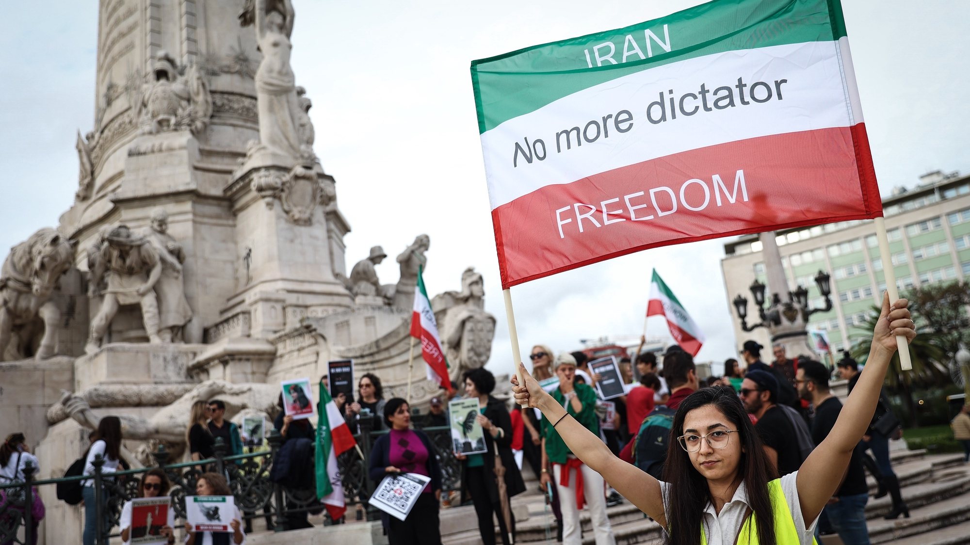 Pessoas participam numa corrente humana pela liberdade no Irão, do Marquês de Pombal até ao Rossio, em Lisboa, 29 de outubro de 2022. RODRIGO ANTUNES/LUSA