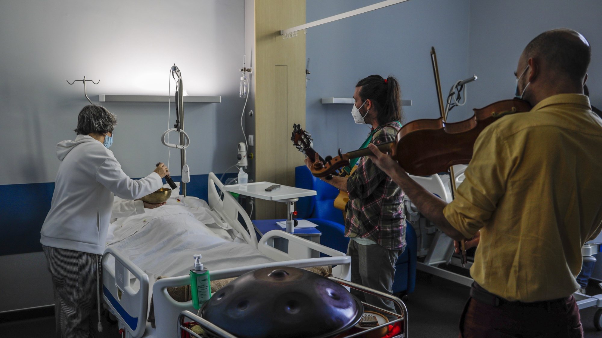 Os músicos, David Ramy (C), Humberto Giancarli (R), e Raquel Gomes (E), tocam para um utente na Unidade de Cuidados Paliativos do Hospital de Alcobaça, no âmbito do projeto &#039;Aqui contigo - O som como último colo&#039; da Sociedade Artística e Musical dos Pousos (SAMP), que leva músicos ao hospital e ao domicílio, para apoio a doentes em fim de vida em cuidados paliativos, em Alcobaça, 27 de outubro de 2022. O projeto ‘Aqui contigo - O som como último colo’ tem tido um “impacto muito positivo” nos doentes e até nos profissionais de saúde da Unidade de Internamento dos Cuidados Paliativos do Centro Hospitalar de Leiria. (ACOMPANHA TEXTO DA LUSA DO DIA 05 DE NOVEMBRO DE 2022). PAULO CUNHA/LUSA