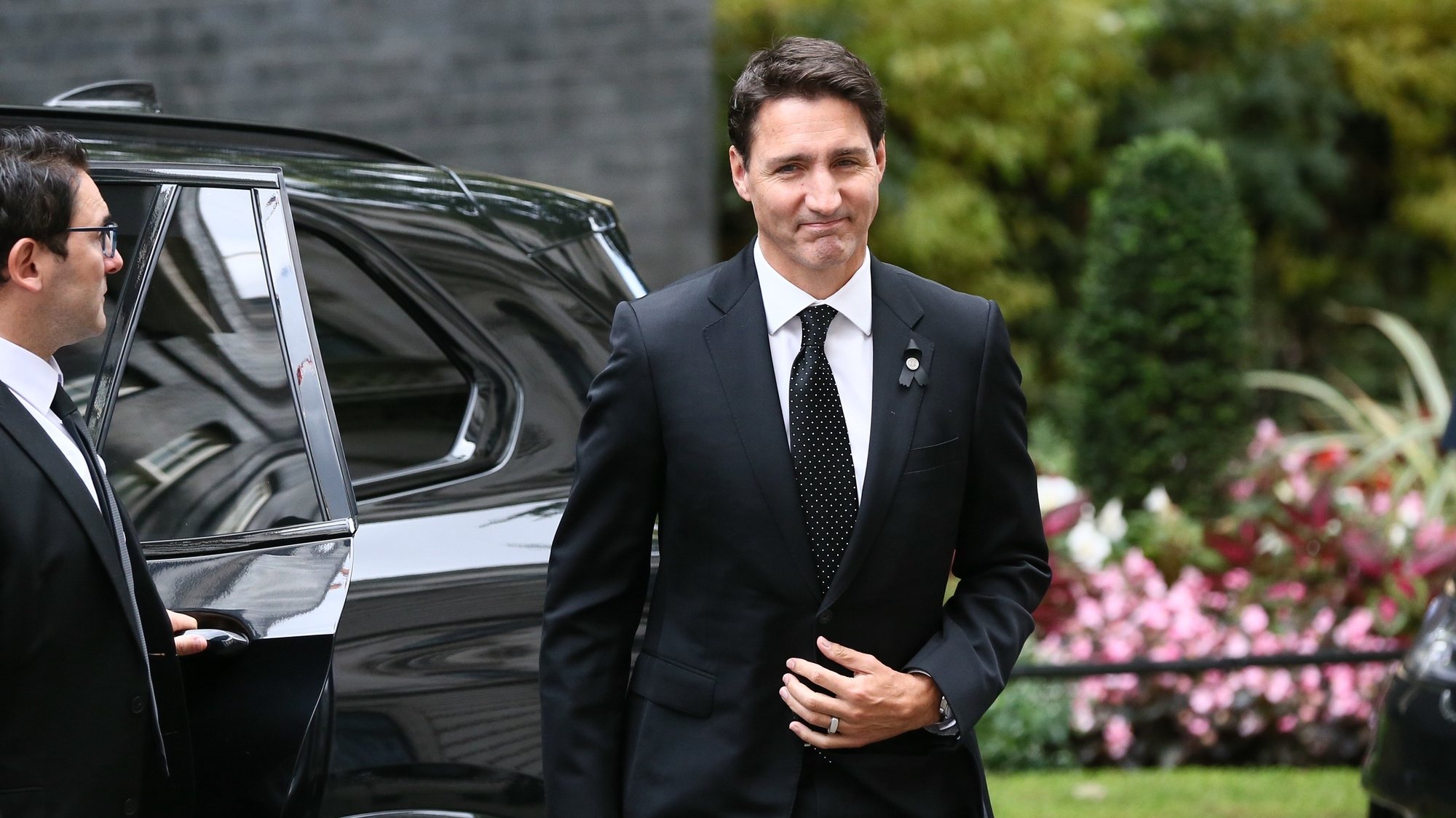 epa10191590 Canada&#039;s Prime Minister Justin Trudeau arrives in Downing Street for a meeting with the British Prime Minister Liz Truss in London, Britain, 18 September 2022. Trudeau is in London to attend the funeral of Queen Elizabeth II on 19 September.  EPA/Adam Vaughan