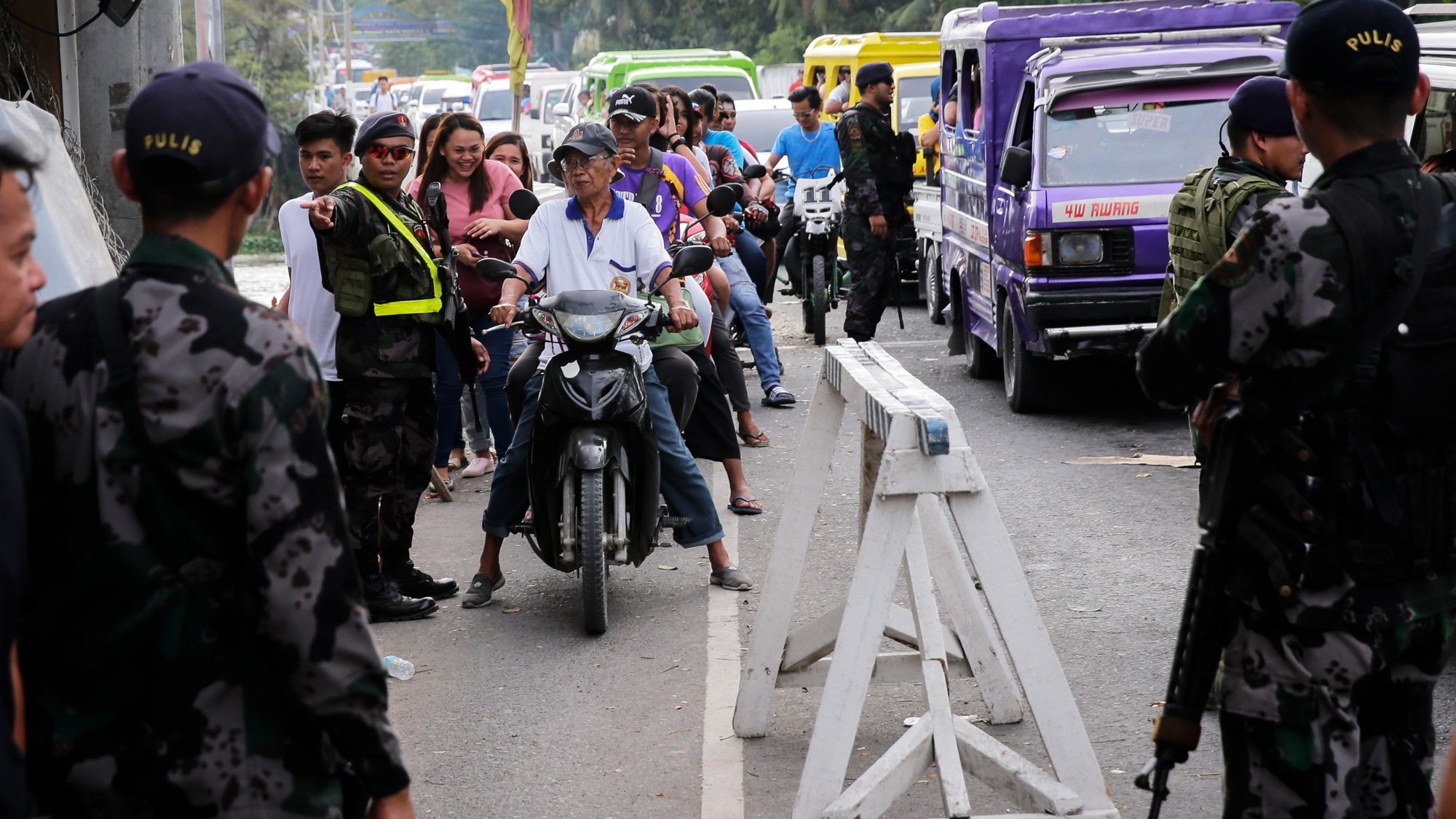 epa07302610 Motorists are inspected at a checkpoint area in Cotabato, southern Philippines, 20 January 2019. According to reports, over two million people in the Muslim provinces of Basilan, Sulu, Tawu-Tawi, Maguindanao and Lanao del Sur are expected to join a plebiscite, on 21 January, to ratify the passage of the Bangsamoro Organic Law (BOL). The law aims to give Muslims in the southern Philippines full control of the autonomous region, where they will be allowed to form an elected parliament and administration in Islamic-majority areas.  EPA/MARK R. CRISTINO