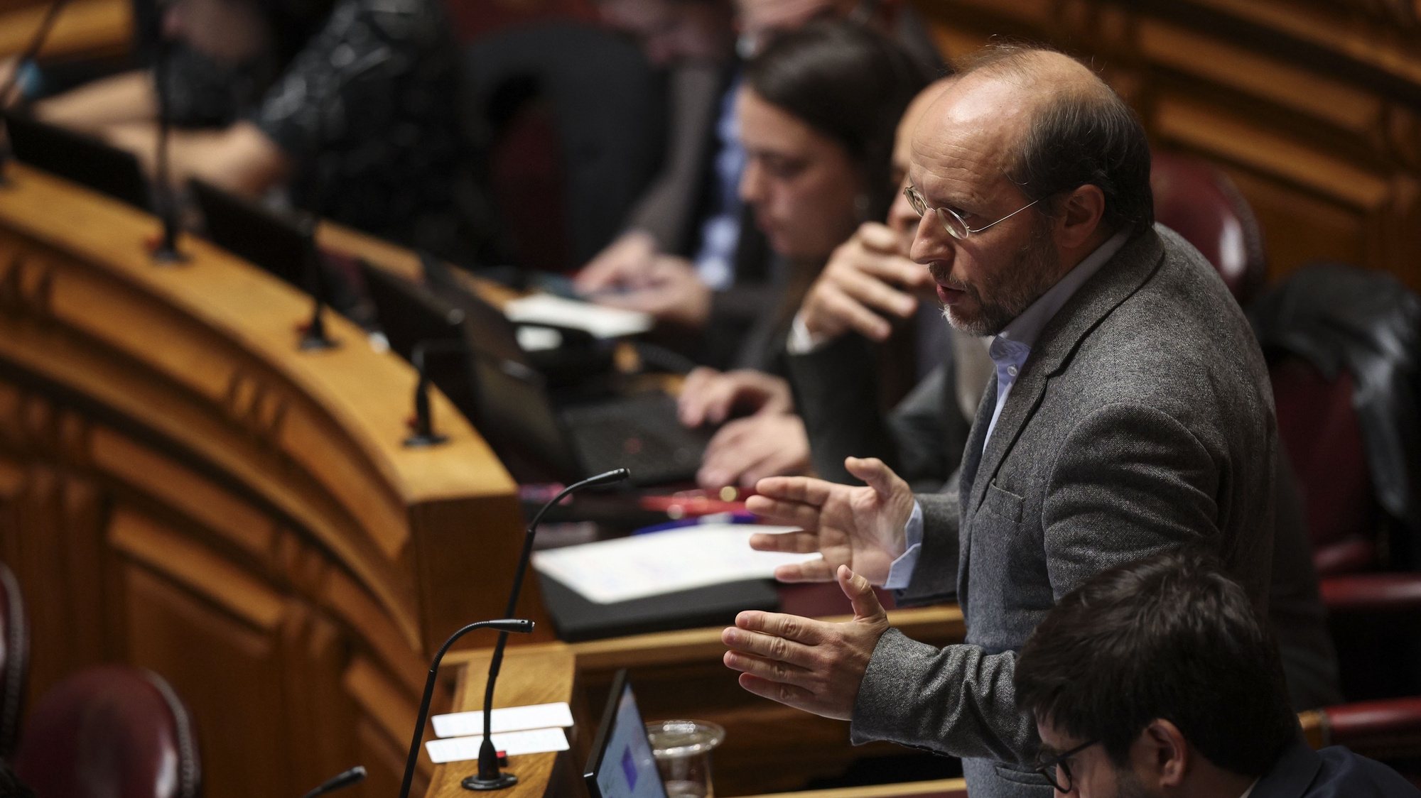 O deputado e líder do Livre, Rui Tavares, intervém na sessão plenária para a discussão na especialidade do orçamento, na Assembleia da República, em Lisboa, 21 de novembro de 2022.  ANDRÉ KOSTERS/LUSA