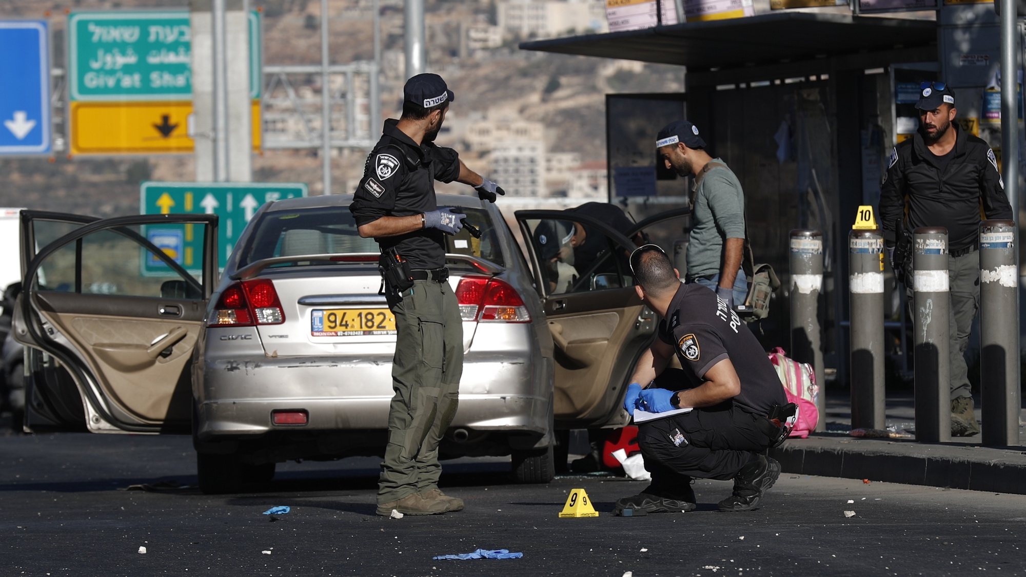epa10321716 Israeli security forces stand at site of explosion at a bus stop near entrance to Jerusalem, Israel, 23 November 2022. According to Israeli police, at least 12 people were injured in two explosions at two bus stops near entrances to Jerusalem.  EPA/ATEF SAFADI