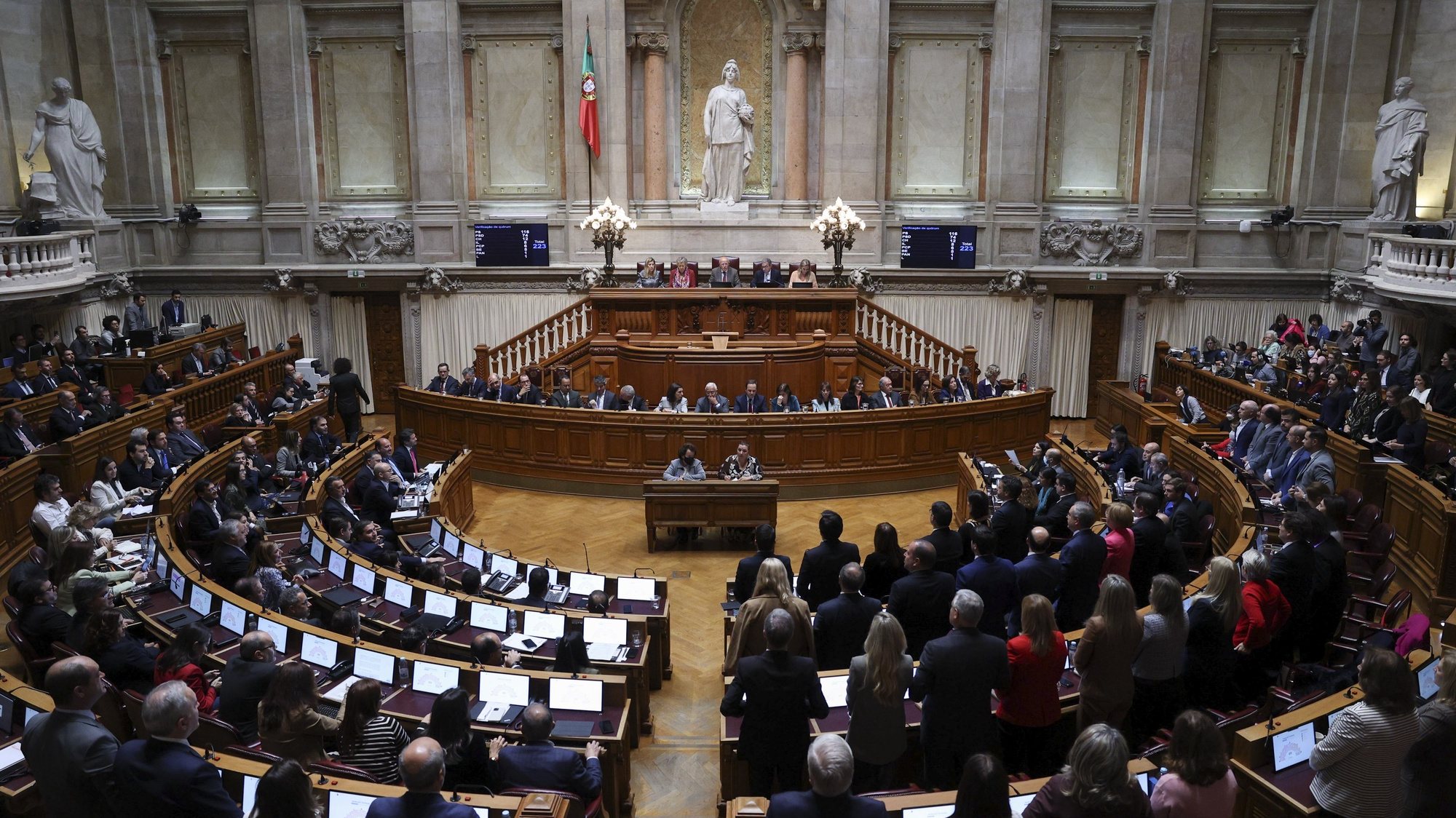 O Orçamento do Estado para 2023 é aprovado na Assembleia da República em Lisboa, 25 de novembro de 2022. TIAGO PETINGA/LUSA