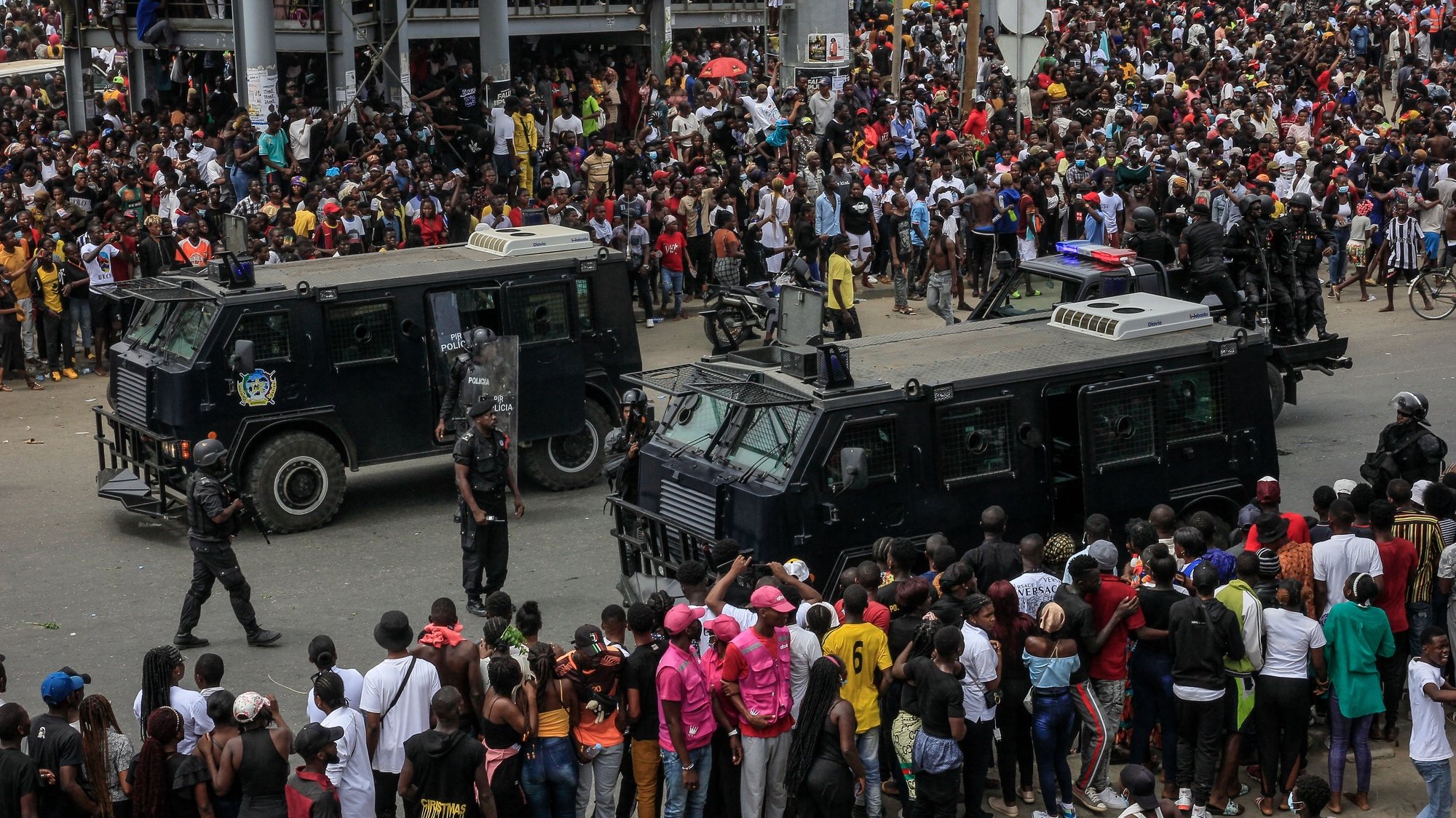 The police force intervenes during the procession in honor of the kuduro musician known as &#039;Nagrelha&#039; on the outskirts of the Santa Ana cemetery in the city, near Luanda, Angola, 22 November 2022. Gelson Caio Manuel Mendes, better known as &#039;Nagrelha&#039;, the most famous singer in the kuduro musical style, died in Luanda, of lung cancer, according to the Complexo Hospitalar de Doenças Cardiovasculares Dom Alexandre do Nascimento, where he was being cared for. He was 36. AMPE ROGERIO/LUSA