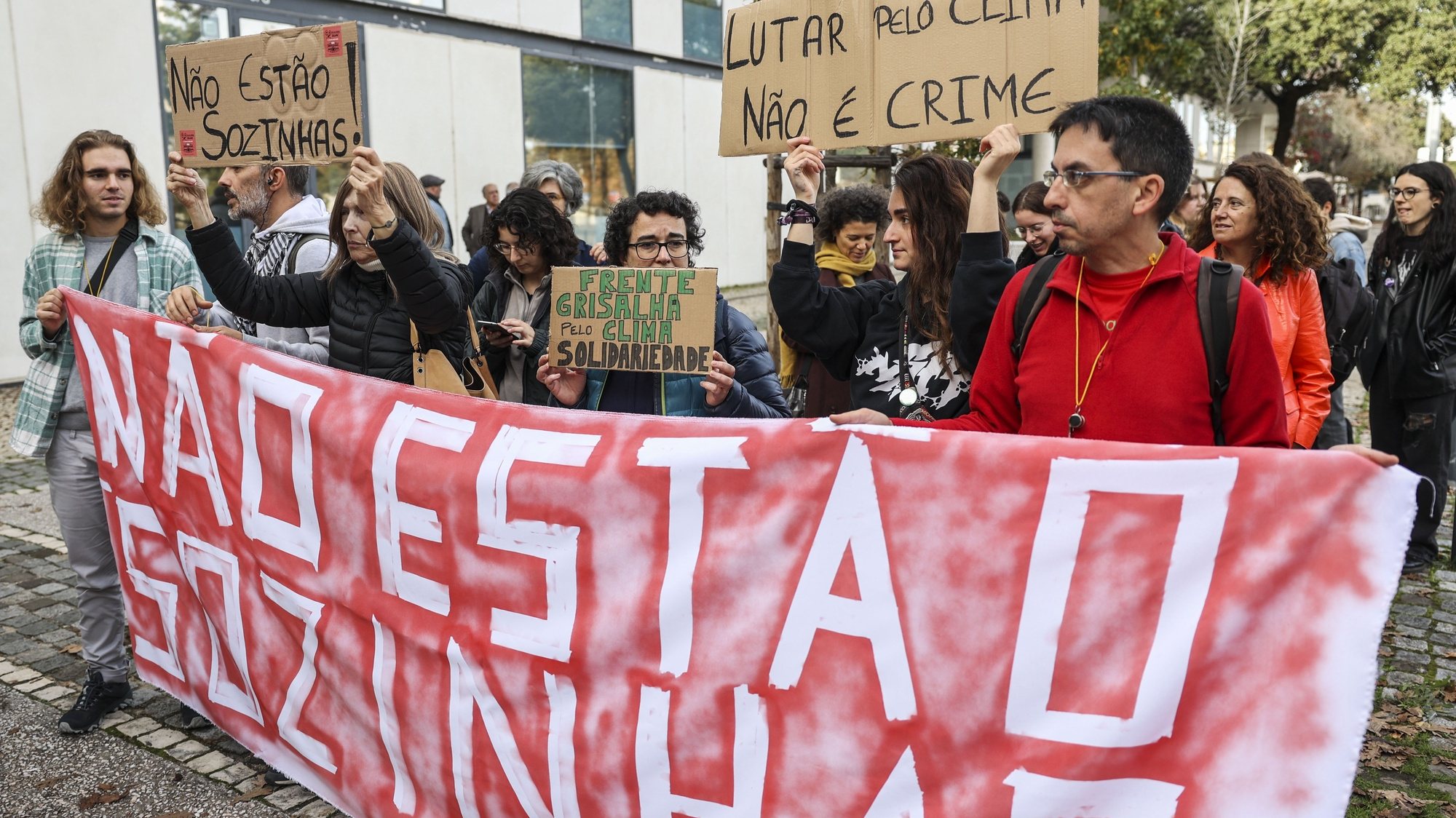 Ativistas protestam no Campus da Justiça, no âmbito da detenção de um grupo de quatro ativistas no protesto do passado dia 11 de novembro, em Lisboa, 29 de novembro de 2022.  MIGUEL A. LOPES/LUSA