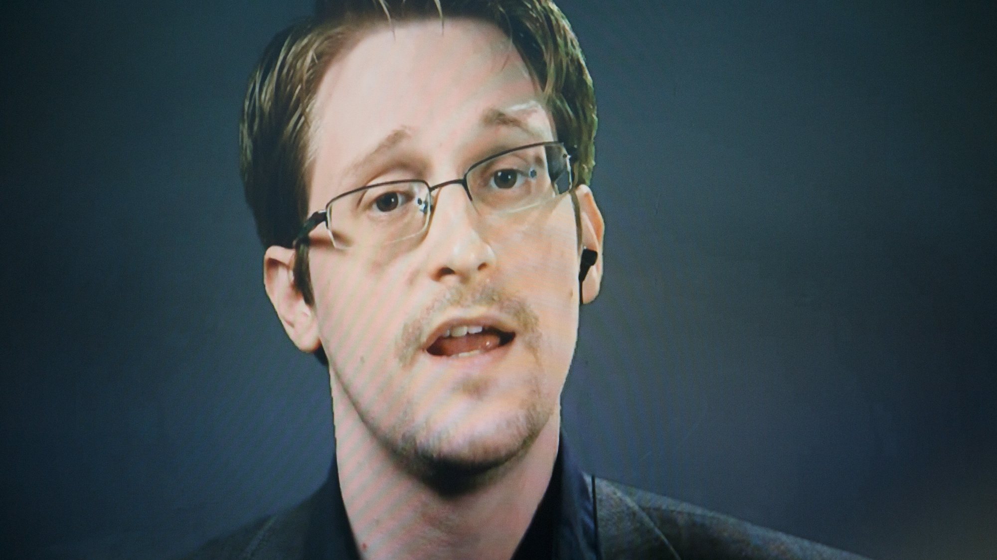 epa08792820 (FILE) - Edward Snowden, seen on a screen via satellite from Moscow, Russia, speaks during a press conference about a new campaign to persuade US President Barack Obama to pardon him for violating the United States&#039; Espionage Act in 2013 by leaking classified documents in New York, New York, USA, 14 September 2016 (reissued 02 November 2020). Snowden on 02 November 2020 wrote on Twitter that he and his wife plan to apply for a dual Russian-US citizenship.  EPA/JUSTIN LANE *** Local Caption *** 53017456