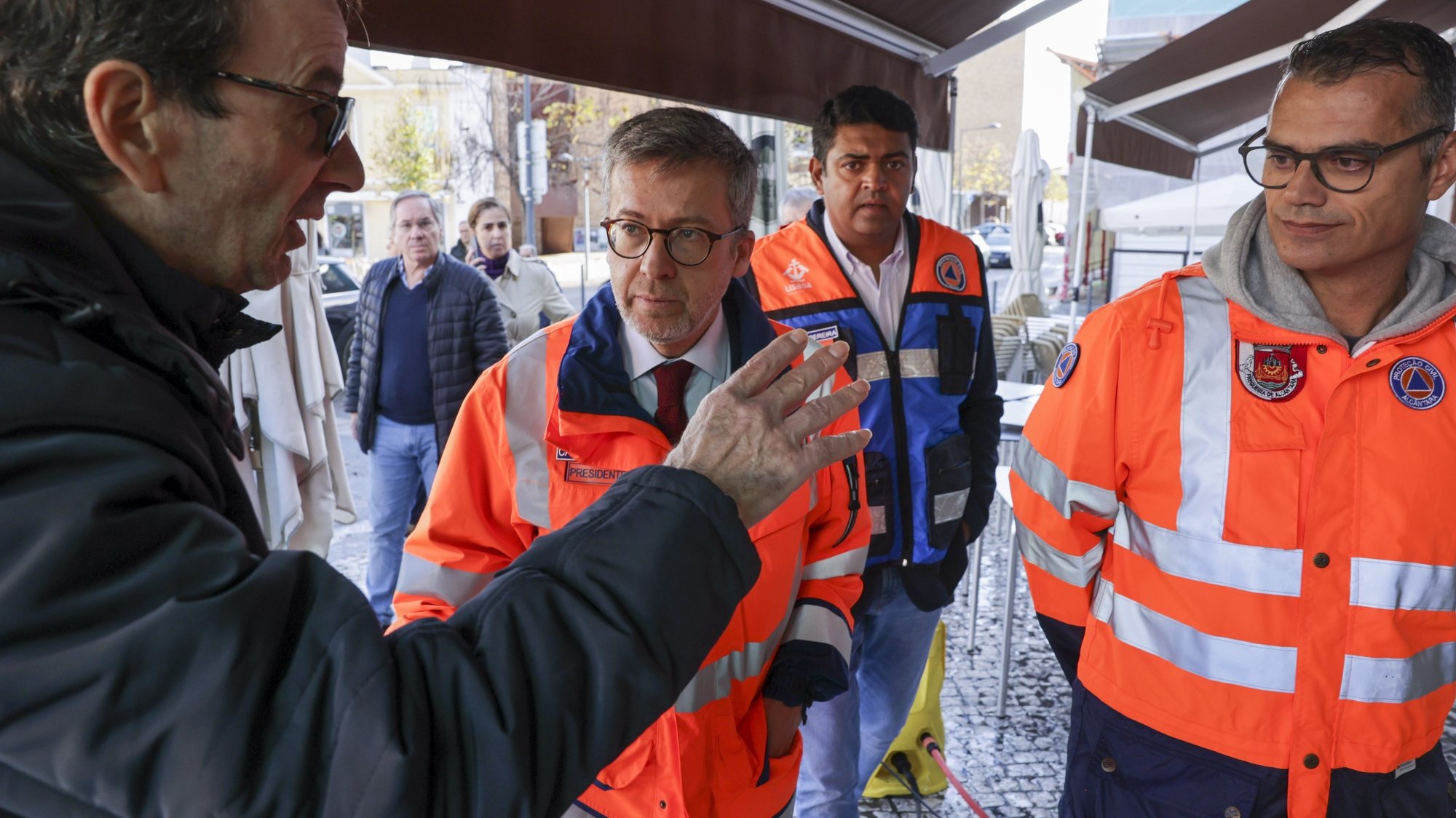 O presidente da Camâra Municipal de Lisboa, Carlos Moedas, durante a visita à zona de Alcântara  após as inundações da última noite na zona de Lisboa,  08 dezembro 2022.   MANUEL DE ALMEIDA/LUSA