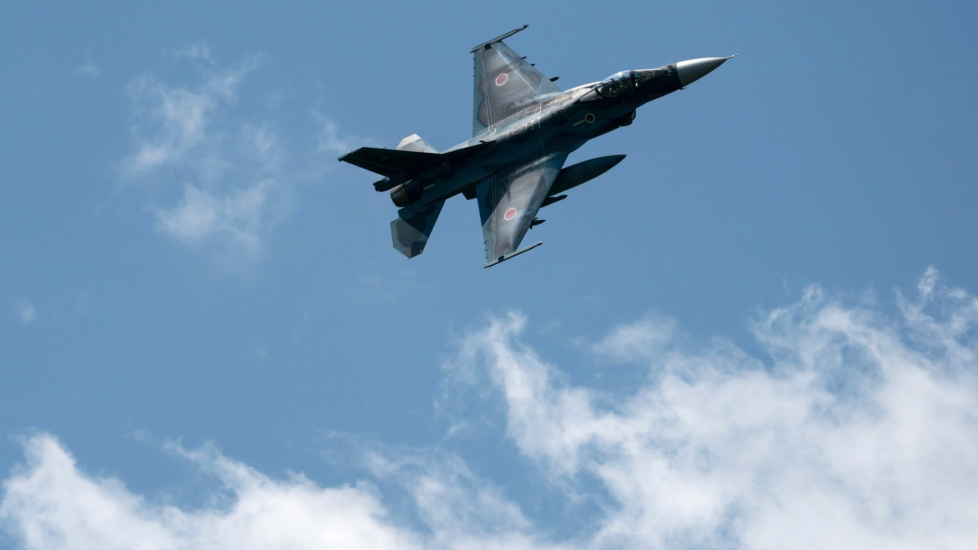 epa09981402 An F-22 fighter jet flies during a live fire exercise conducted by the Japan Ground Self-Defense Force (JGSDF) at East Fuji Maneuver Area in Gotemba, Shizuoka, Japan, 28 May 2022. The annual live-fire drill takes place as Japanese Prime Minister Fumio Kishida pledged to boost defense spending after a summit with U.S. President Joe Biden and other &#039;Quad&#039; leaders this week.  EPA/Tomohiro Ohsumi / POOL