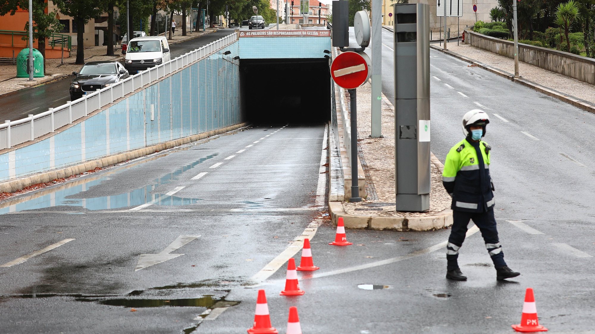 Um agente da Polícia Municipal controla o trânsito à entrada do túnel da Avenida João XXI, após um incêndio provocado por um curto-circuito, em Lisboa, 18 de setembro de 2020. ANTÓNIO PEDRO SANTOS/LUSA