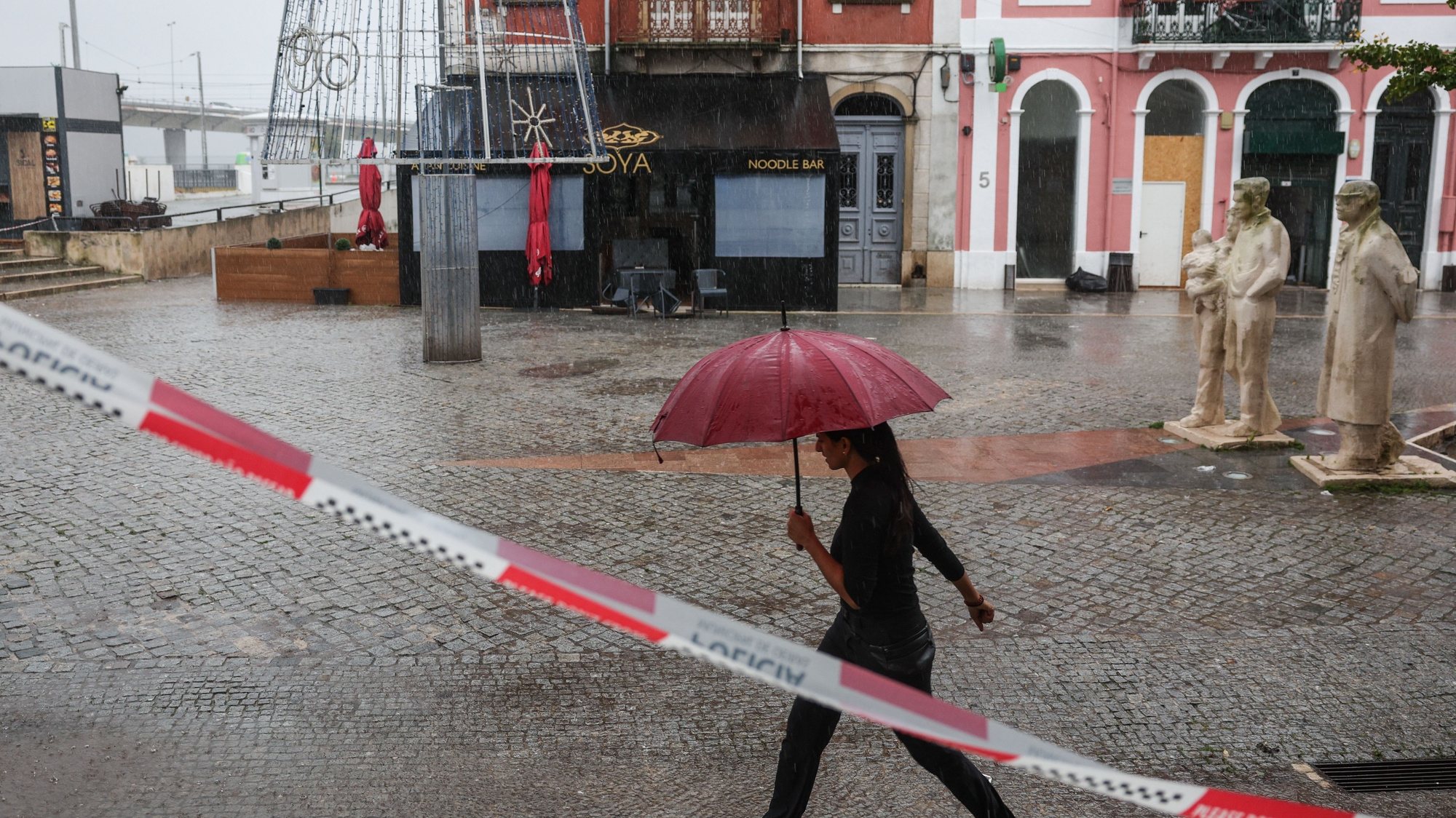Operação de limpeza em Algés, depois das inundações registadas na terça-feira devido ao mau tempo, Oeiras, 14 de dezembro de 2022. A chuva intensa e persistente que caiu na madrugada de terça-feira causou centenas de ocorrências, entre alagamentos, inundações, quedas de árvores e cortes de estradas nos distritos de Lisboa, Setúbal e Portalegre, onde há registo de vários desalojados. TIAGO PETINGA/LUSA