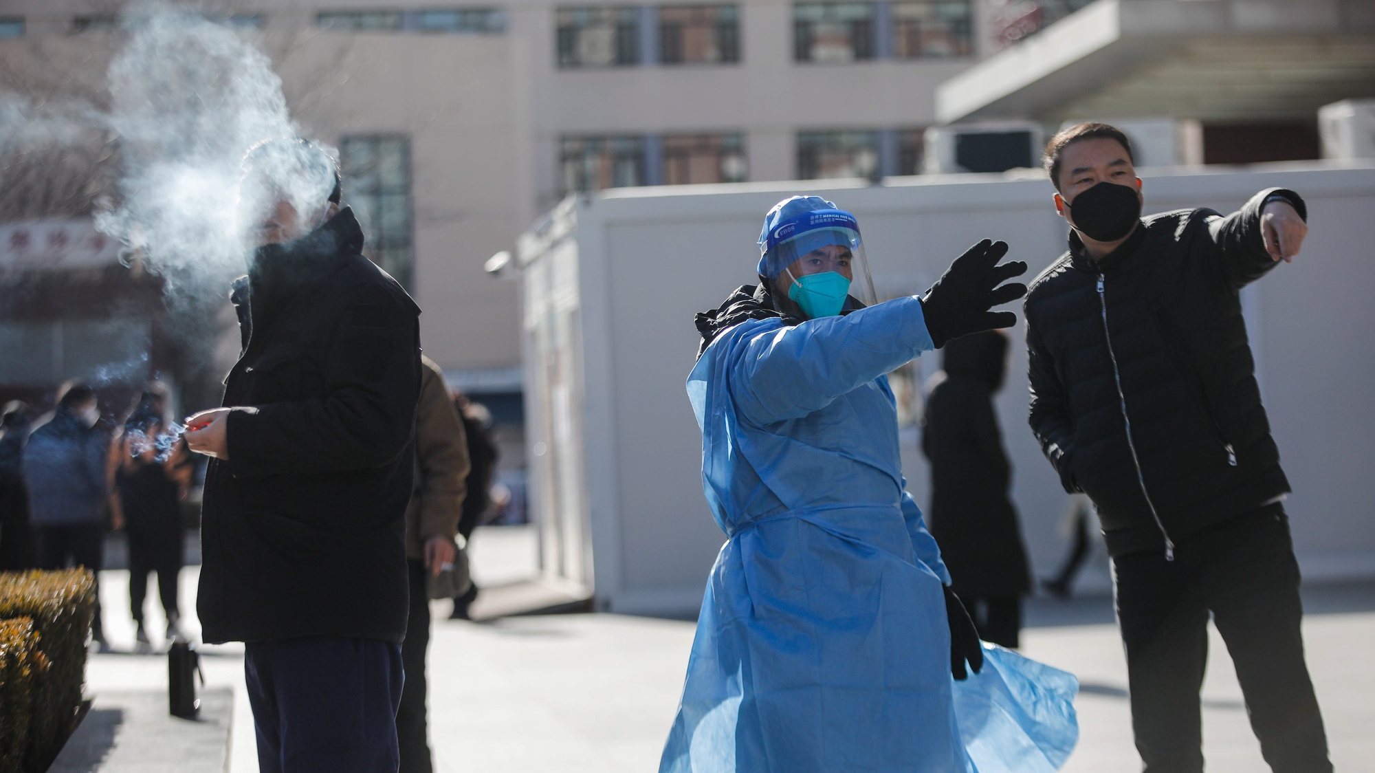 epa10375329 A volunteer health worker gives directions to a patient at Chaoyang hospital in Beijing, China, 21 December 2022.  Chinese authorities have reported five more deaths as fever clinics or consulting rooms and hospital beds have been setup around the country. Covid-19 cases continue to spread as Beijing eases pandemic control measures.  EPA/WU HAO