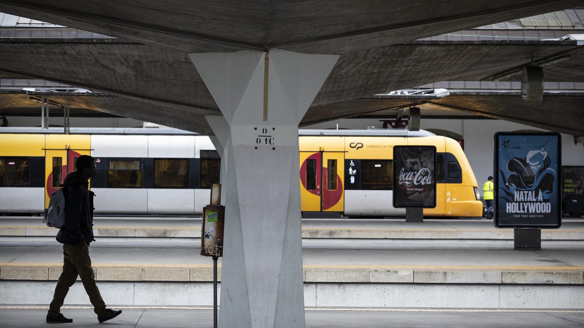Passageiros aguardam por um comboio na Estação de Campanhã, durante o dia da greve de 24 horas dos trabalhadores da CP - Comboios de Portugal, em conjunto com os trabalhadores da Infraestruturas de Portugal (IP), no Porto, 23 de dezembro de 2022. JOSÉ COELHO/LUSA