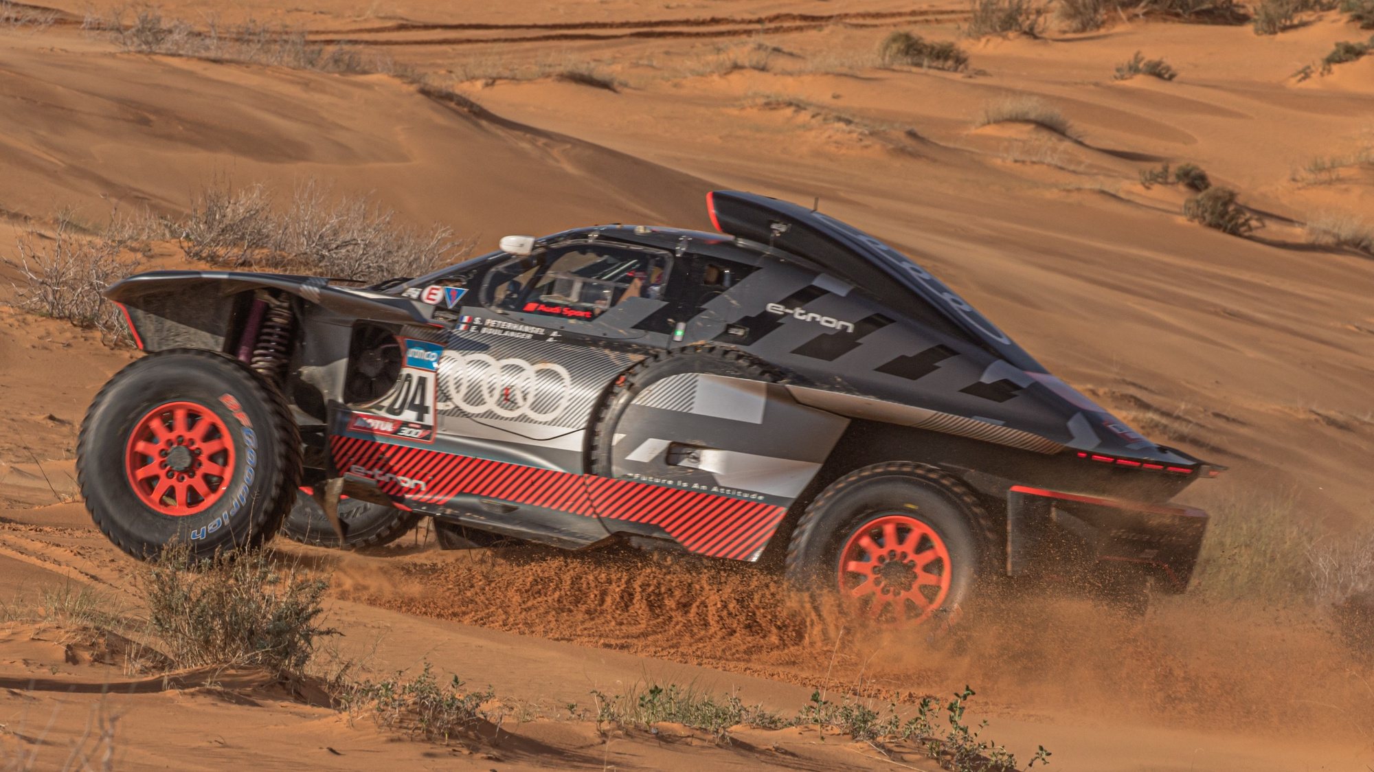 epa10389068 French driver Stephane Peterhansel and co-driver Edouard Boulanger driver their Audi RS Q E-Tron E2 for team Audi sport during the fourth stage of the Dakar Rally 2023 from Ha&#039;il to Ha&#039;il, Saudi Arabia, 04 January 2023.  EPA/Andrew Eaton