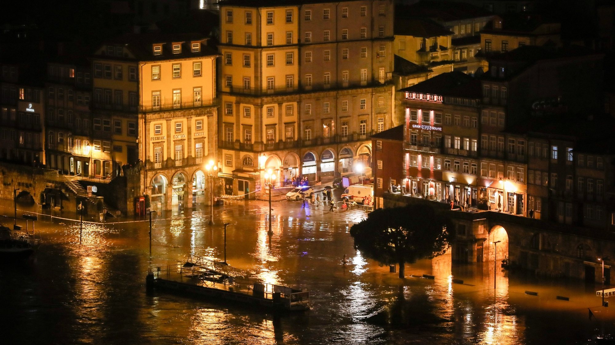 epa08085454 Flooding at Gaia Quay in Vila Nova de Gaia, Portugal, 21 December 2019. In an early afternoon assessment, the National Emergency and Civil Protection Authority (ANEPC) reported that the most affected districts are Porto, Viseu, Aveiro, Coimbra , Braga and Lisbon. The Portuguese Institute of the Sea and Atmosphere (IPMA) has today under orange warning (the second most serious) 12 districts of mainland Portugal and the northern coast of Madeira due mainly to the sea turbulence. Leiria, Santarém and Portalegre are under orange warning also due to forecasts of heavy precipitation in the afternoon.  EPA/JOSE COELHO