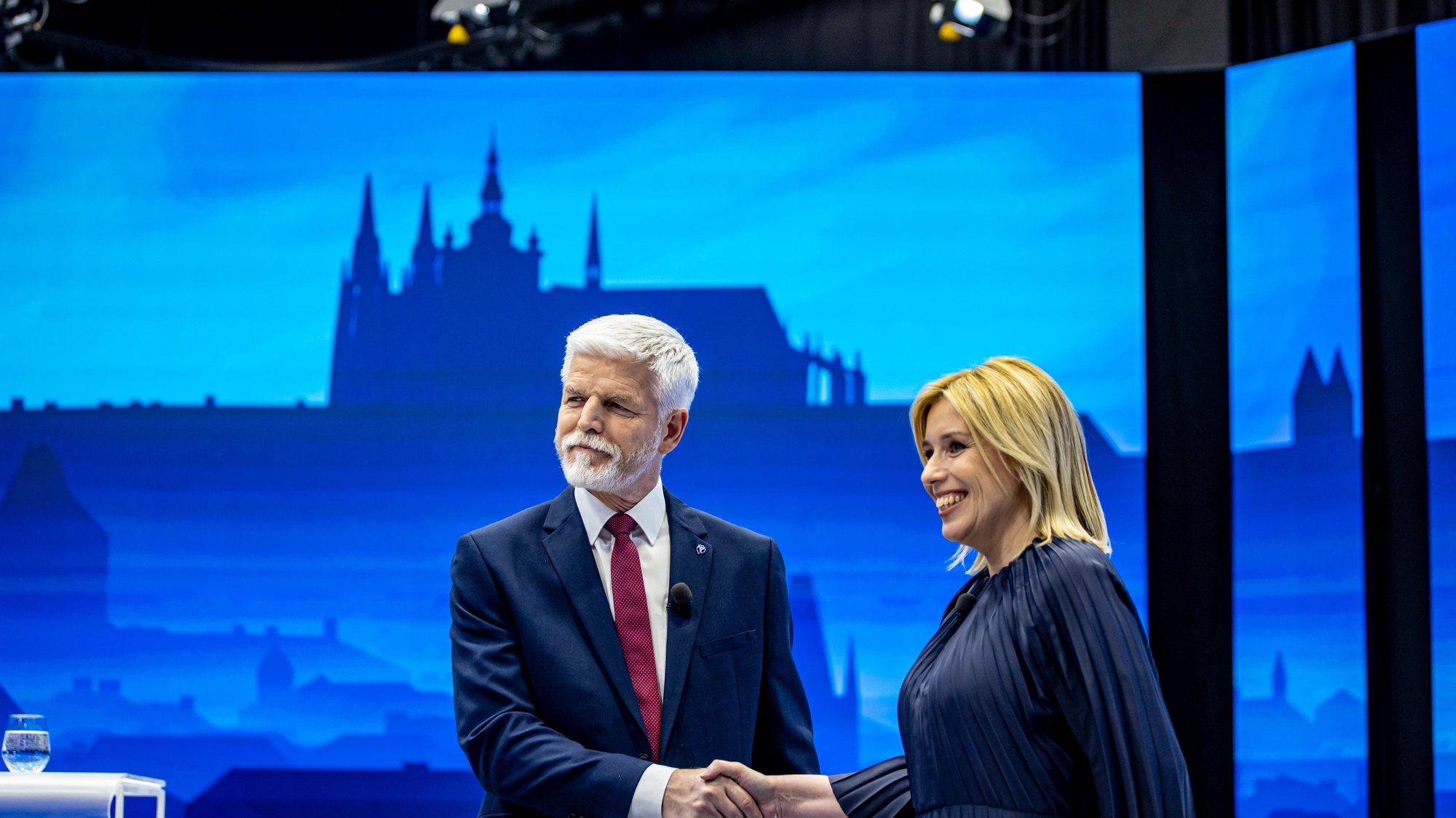 epa10400527 Czech Republic&#039;s presidential candidates, former NATO Military Committee chairman Petr Pavel (L) and economist Danuse Nerudova (R), shake hands prior to a televised debate at CNN Prima News in Prague, Czech Republic, 11 January 2023. The first round of presidential elections in the Czech Republic will be held on 13 and 14 January 2023.  EPA/MARTIN DIVISEK