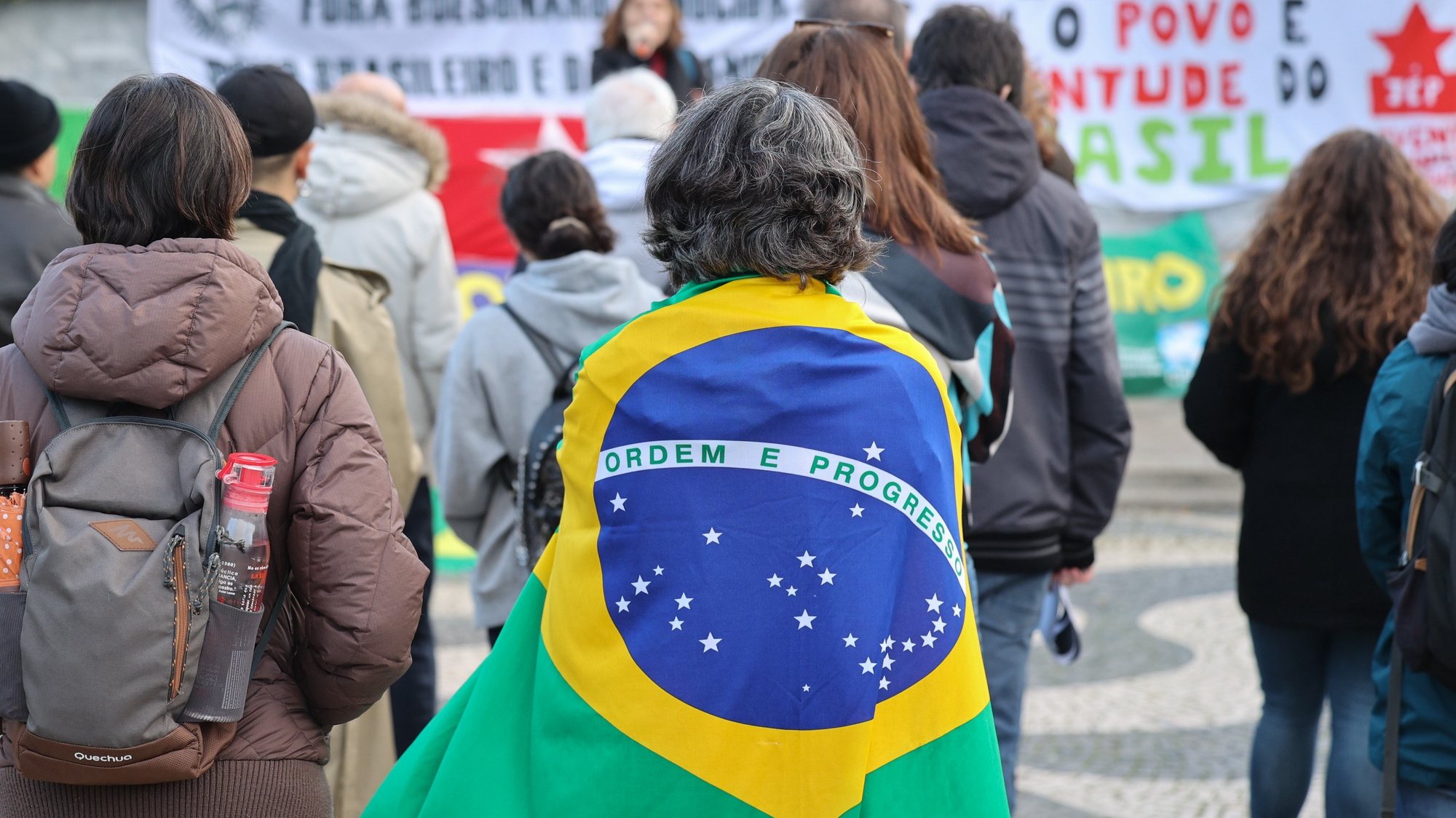 Manifestantes participam na concentração &quot;Em defesa da democracia brasileira e apoio ao Presidente Lula&quot;, promovida pela Organizado pelo Comité Portugal Lula Presidente, em Lisboa, 15 de janeiro de 2023. ANTÓNIO COTRIM/LUSA