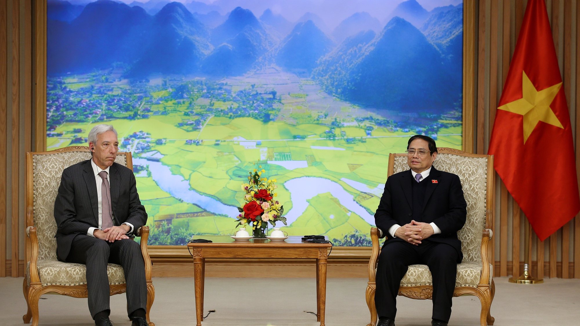 epa10413171 Portuguese Foreign Minister Joao Gomes Cravinho (L) meets with Vietnamese Prime Minister Pham Minh Chinh at the Government Office in Hanoi, Vietnam, 18 January 2023. Cravinho is on an official visit to Vietnam from 17 to 19 January 2023.  EPA/LUONG THAI LINH