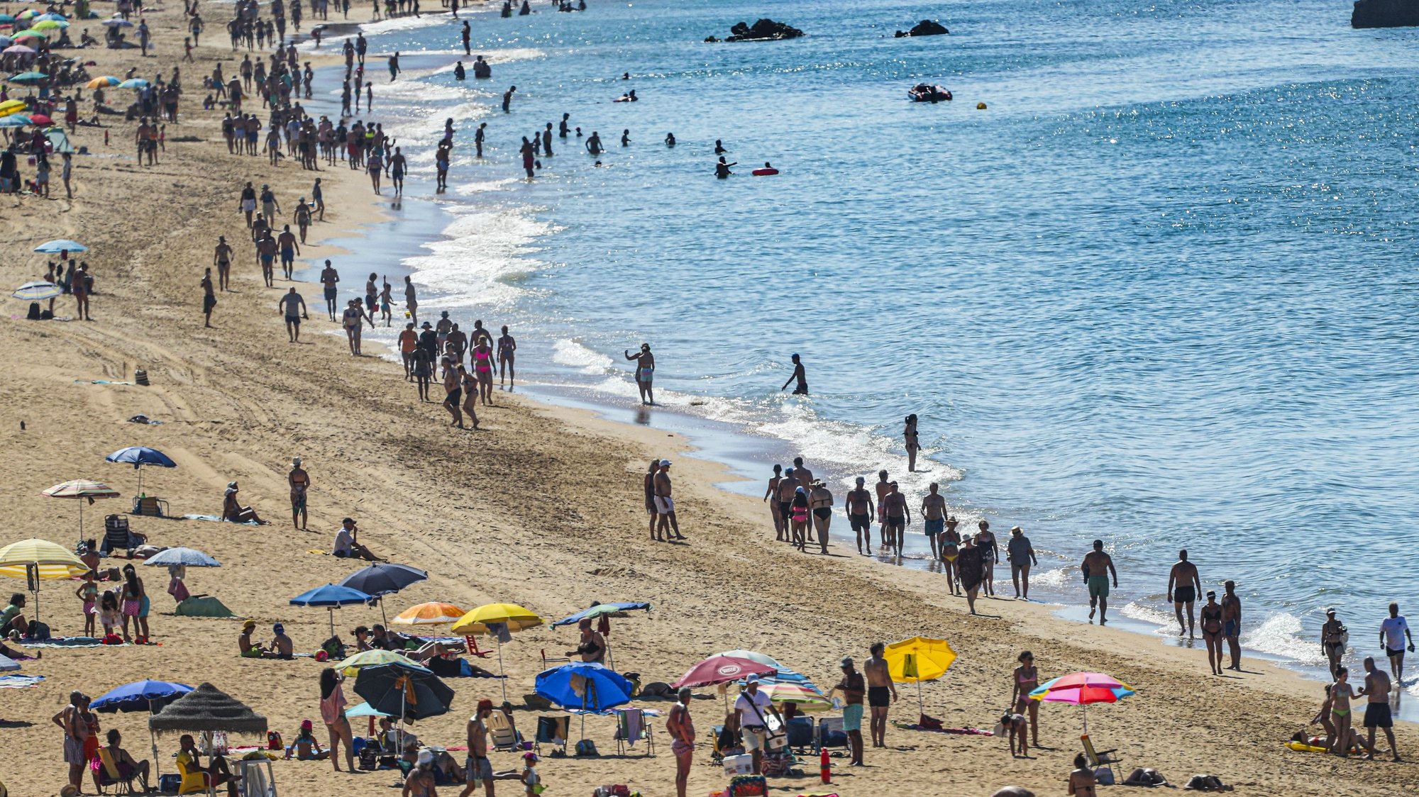 Turistas na praia do Inatel, em Albufeira, 07 de julho de 2022. Segundo o Instituto Português do Mar e da atmosfera (IPMA), nos próximos dias, Portugal continental irá enfrentar uma situação de tempo quente persistente, que deverá dar origem a uma onda de calor em muitas áreas do território. LUÍS FORRA/LUSA
