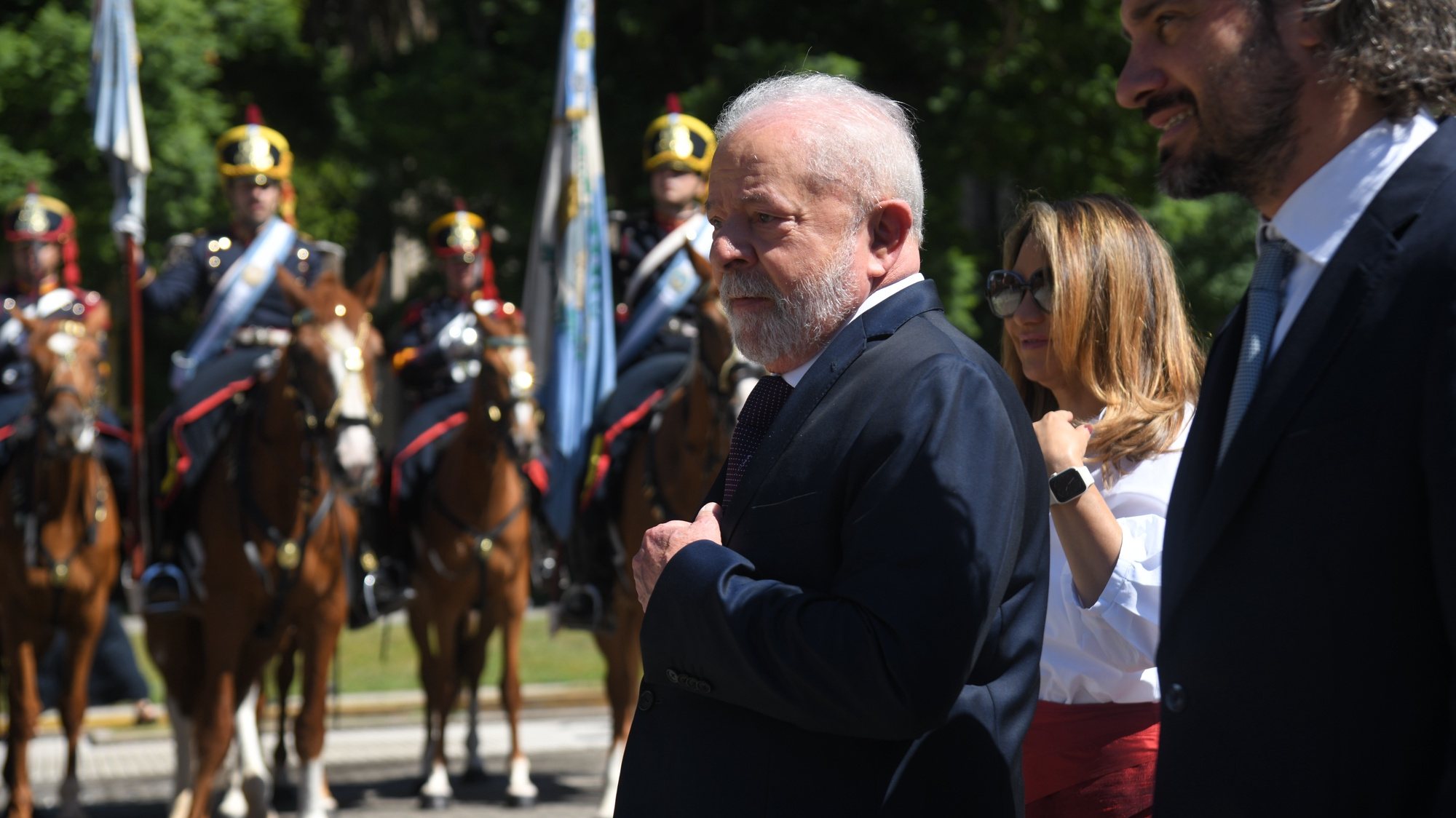 epa10424901 Brazil&#039;s President Luiz Inacio Lula da Silva (C), his wife Janja (2-R) and the Argentine Foreign Minister Santiago Cafiero (R) attend an event in Buenos Aires, Argentina, 23 January 2023. Lula participated in a floral offering at the monument to the liberator Jose de San MartÃ­n (1778-1850), in Buenos Aires, as part of his first visit to Argentina since he assumed his third mandate on 01 January 2023.  EPA/ENRIQUE GARCIA MEDINA