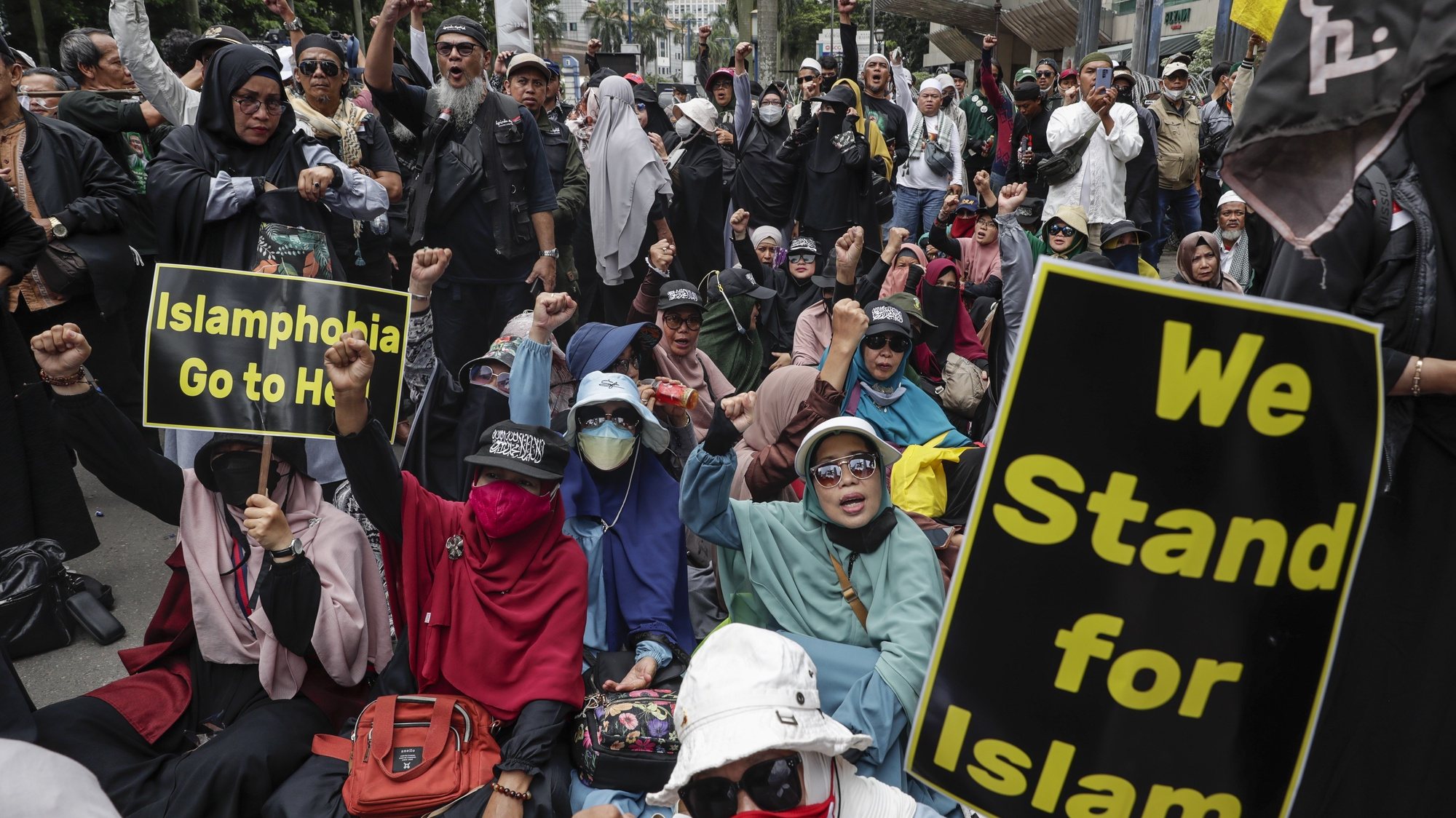 epa10439818 Muslim protesters hold placards and shout slogans during an anti-Sweden rally outside the Swedish embassy in Jakarta, Indonesia, 30 January 2023. Hundreds of protesters staged a rally against the burning of the Koran in Sweden by the Leader of the far-right Danish political party Stram Kurs (Hard Line), Rasmus Paludan, demanding that the Swedish govenrment take actions.  EPA/MAST IRHAM