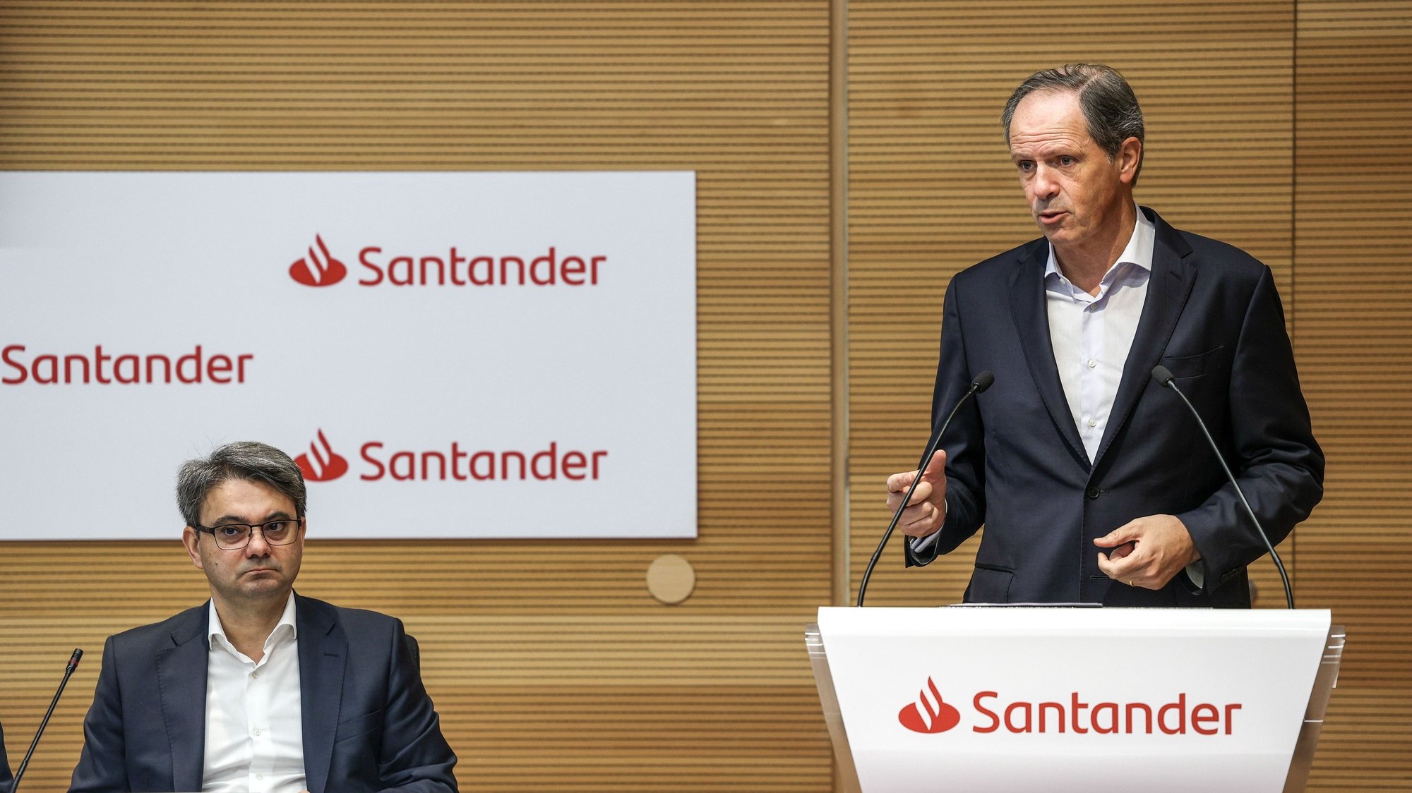 O presidente da comissão executiva do Santander Portugal, Pedro Castro e Almeida (D)  intervém na apresentação dos resultados anuais 2022 do Santander Portugal, esta manhã na sede do banco em Lisboa, 02 de fevereiro de 2023. MIGUEL A. LOPES/ LUSA