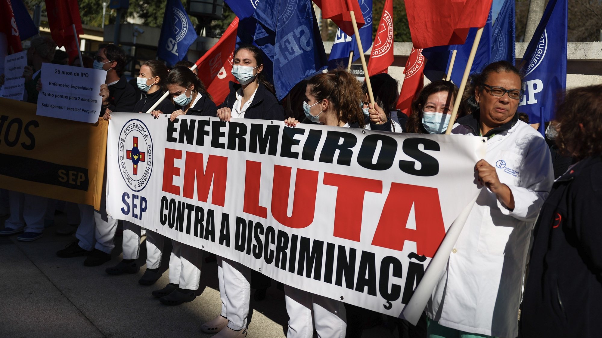 Enfermeiros do Instituto Português de Oncologia (IPO) de Lisboa em greve gritam palavras de ordem durante um protesto convocado pelo Sindicato dos Enfermeiros Portugueses, contra a não contabilização dos anos de serviço a que os profissionais dizem ter direito, em frente ao IPO, em Lisboa, 06 de fevereiro de 2023. JOSÉ SENA GOULÃO/LUSA